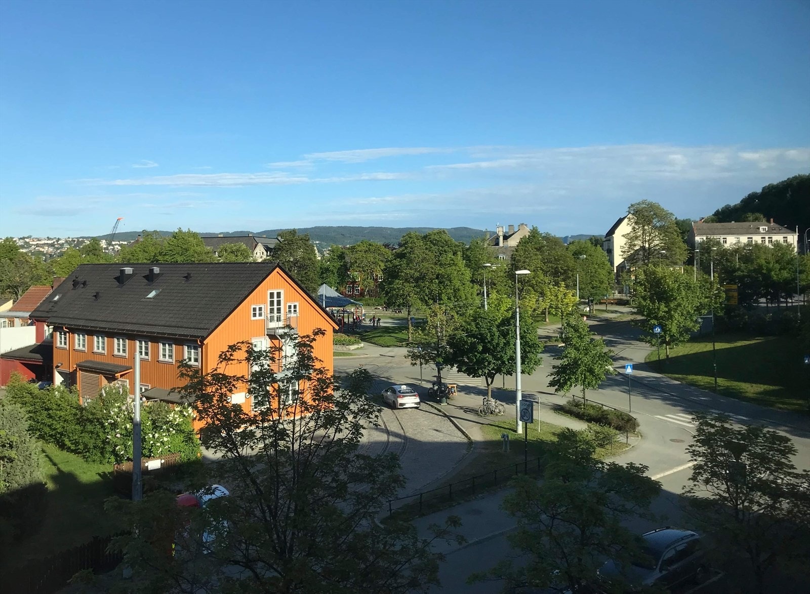 Utsikt fra soverom mot Ilaparken, hvor både buss og trikk stopper. Området er nå under utvikling med fornying av Kongensgate og Ilevollen. Galleribilde