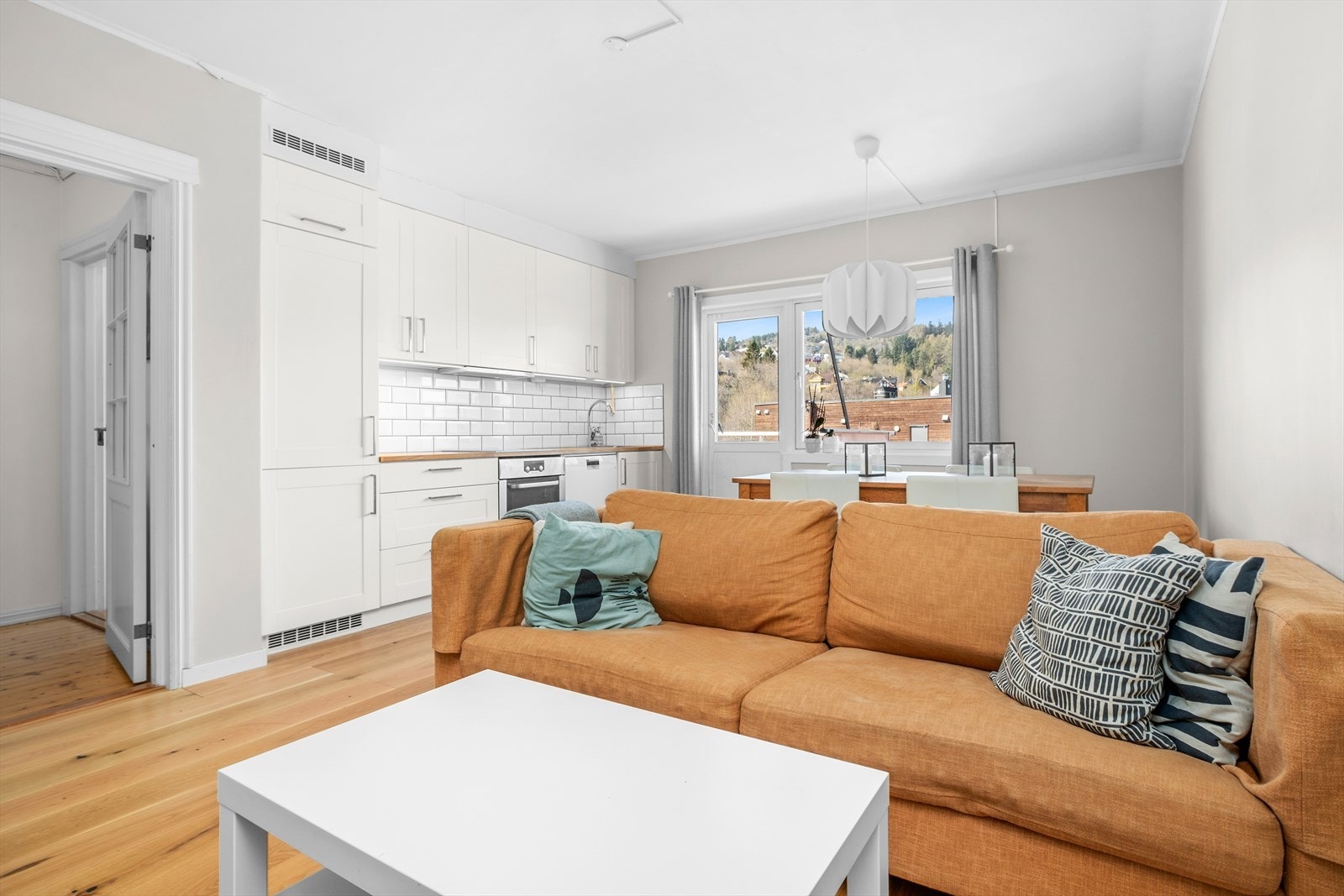 Leiligheten består av stue, kjøkken, tre soverom, baderom, entré og balkong, samt tre romslige boder. Parkeringsplass kan søkes til styret. Galleribilde
