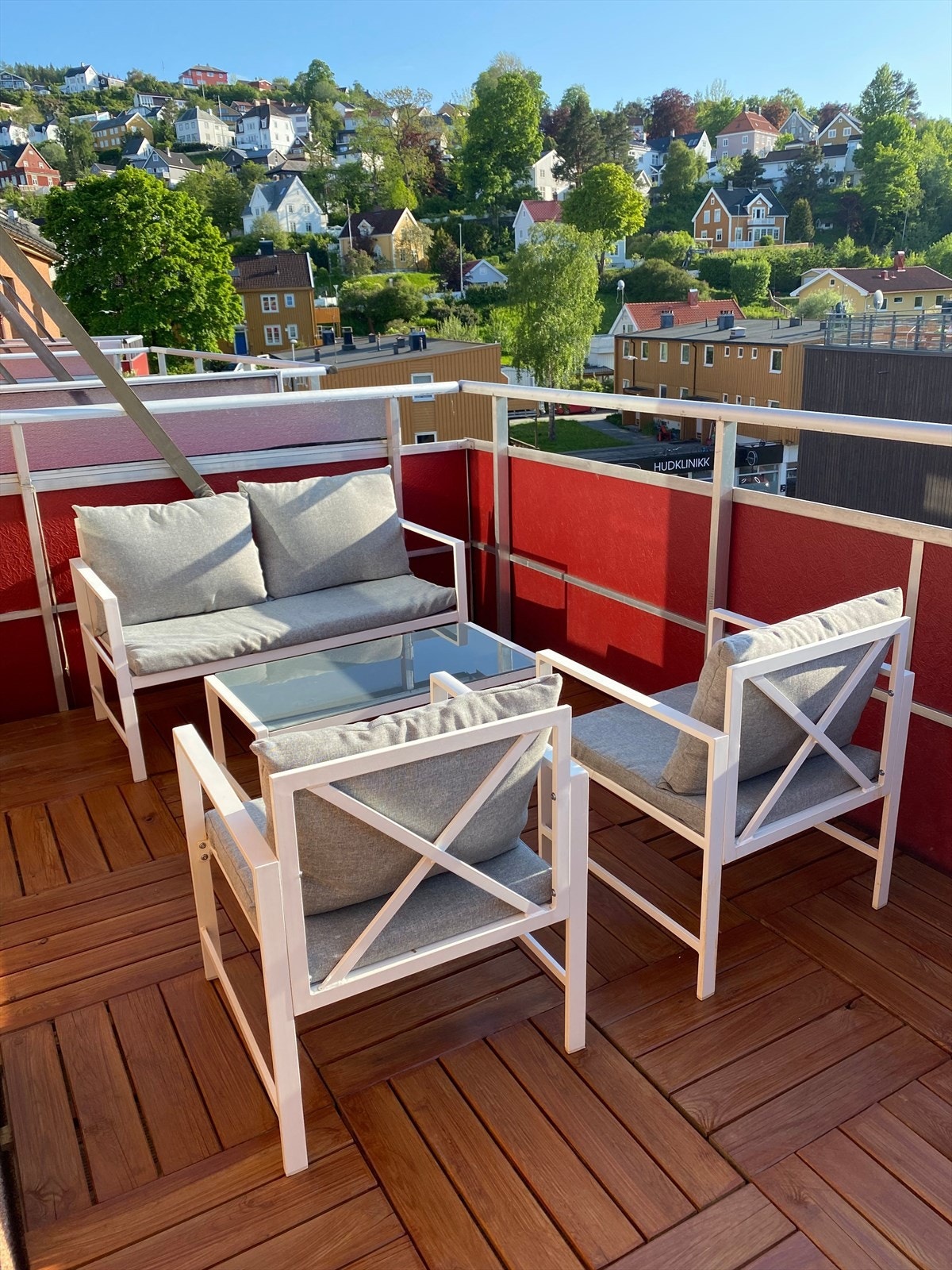Her er det godt tilrettelagt for å nyte sene sommerkvelder, samt god plass til etablering av grill. Galleribilde