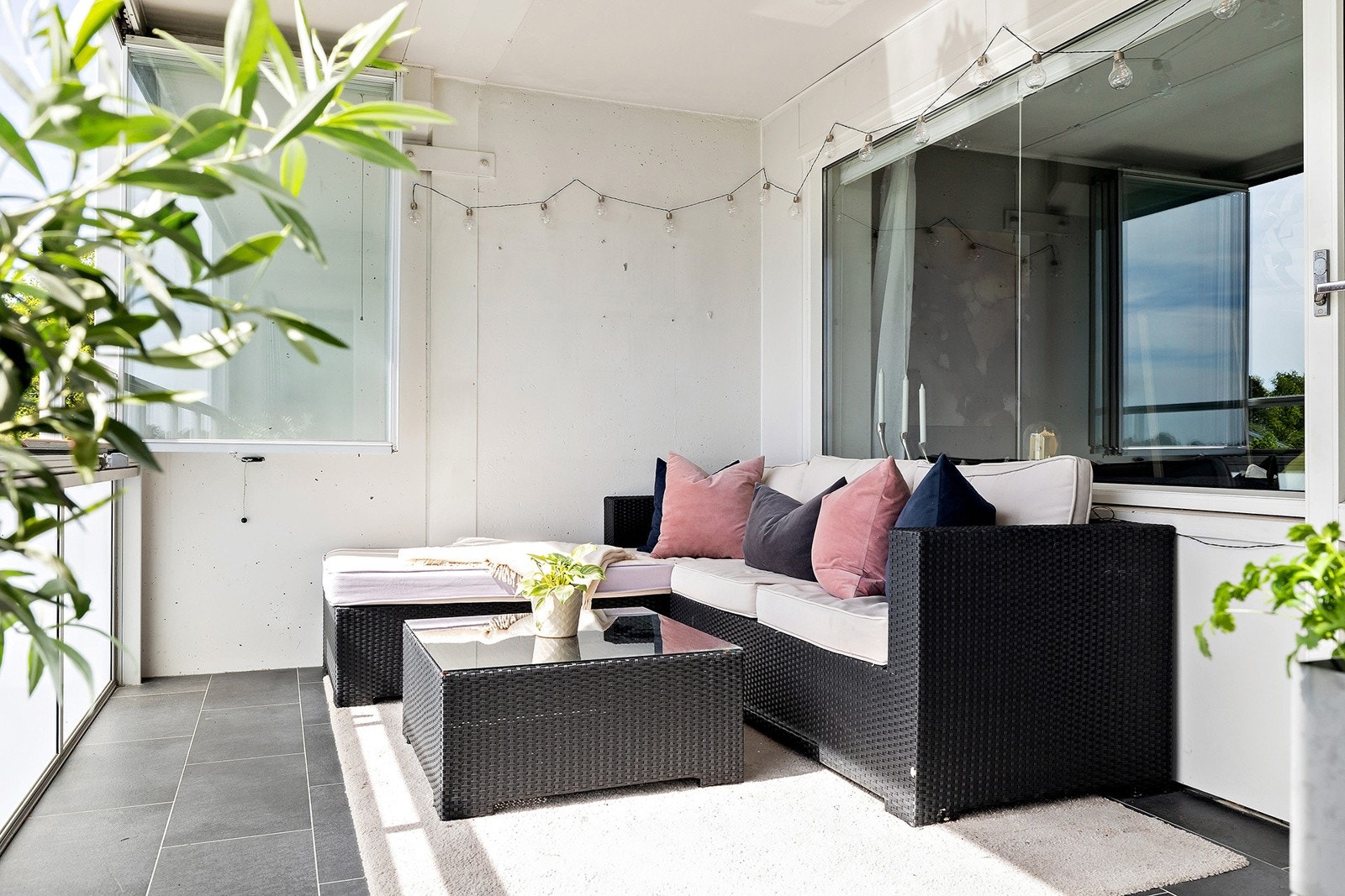 Romslig innglasset balkong med plass for 2 salonger Galleribilde