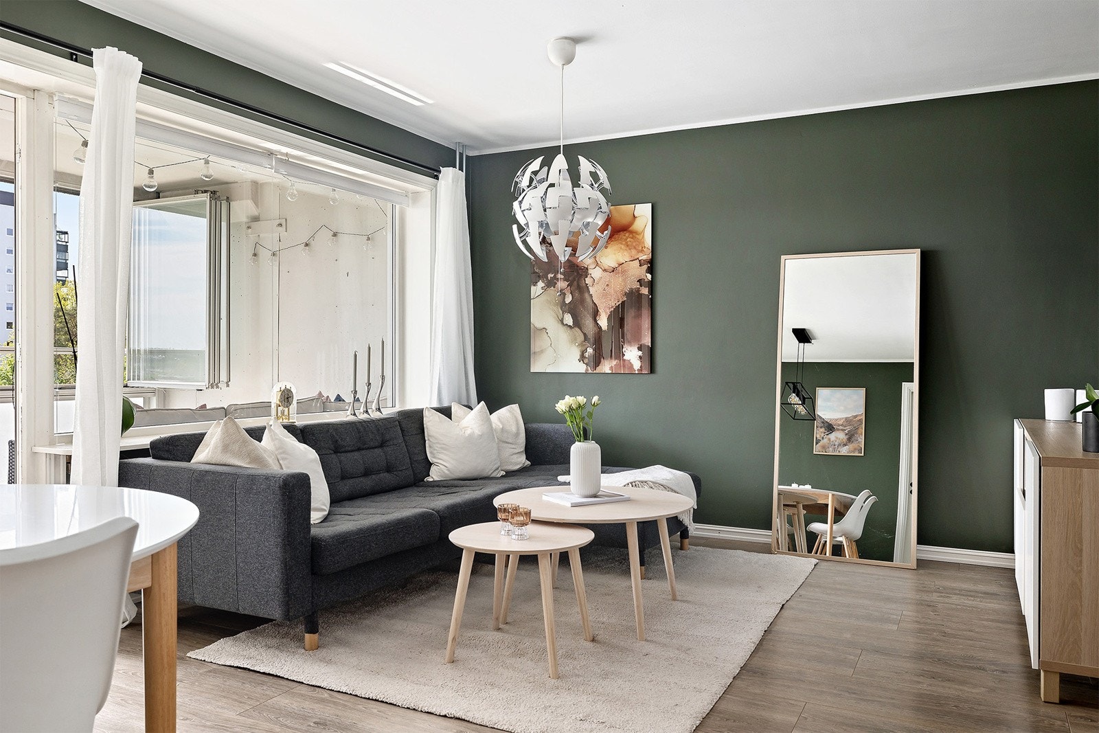 Innbydene stue med god plass til salong Galleribilde