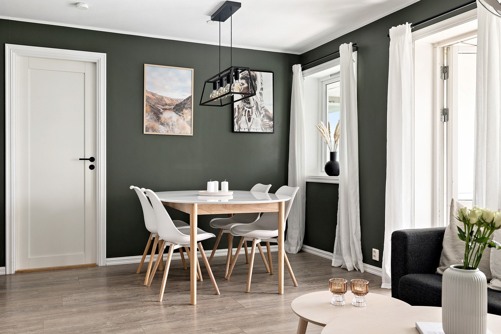 Plass til spisegruppe i stuen Galleribilde