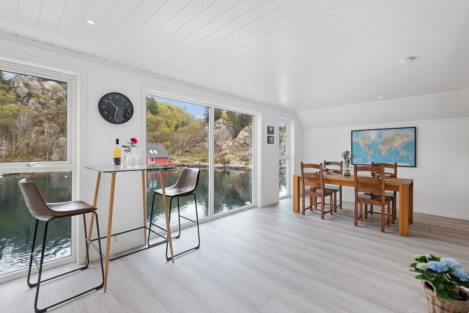 Stue med nydelig beliggenhet. Man kommer ikke næmere sjøen enn dette! Galleribilde