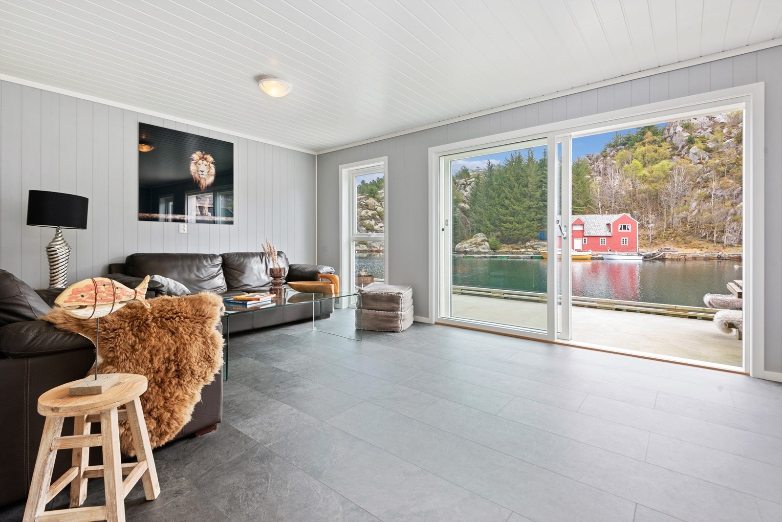 God plass til hele familien. Stue/naustrom i 1. etasje med utgang til kai. Galleribilde