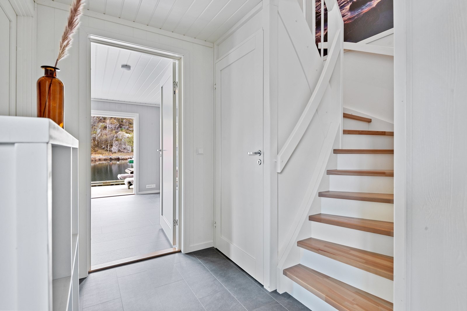 Man kommer inn i en lys og luftig gang. Galleribilde