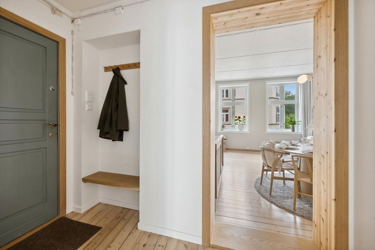 Romslig entrè med plass til klær og sko. Galleribilde