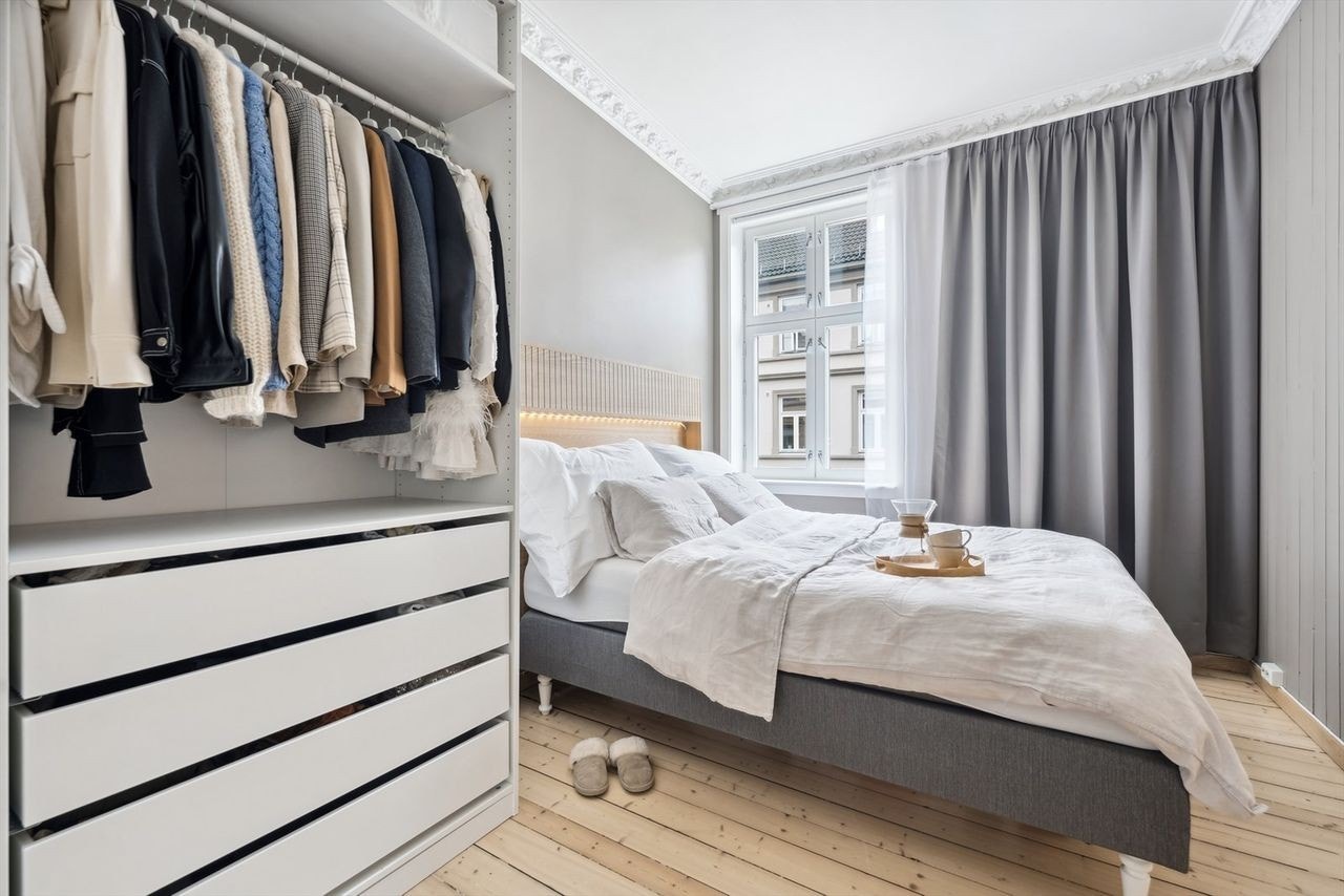 Garderobeskap medfølger. Galleribilde