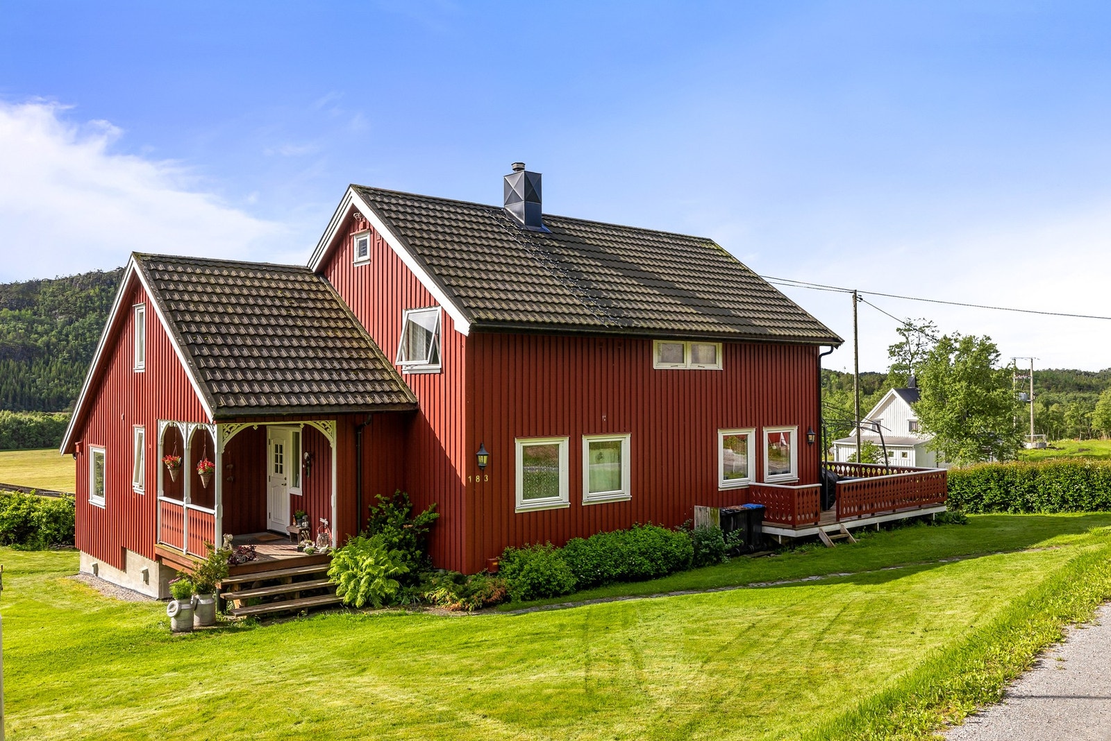 Våningshus der det er innredet leilighet i sokkel. Galleribilde