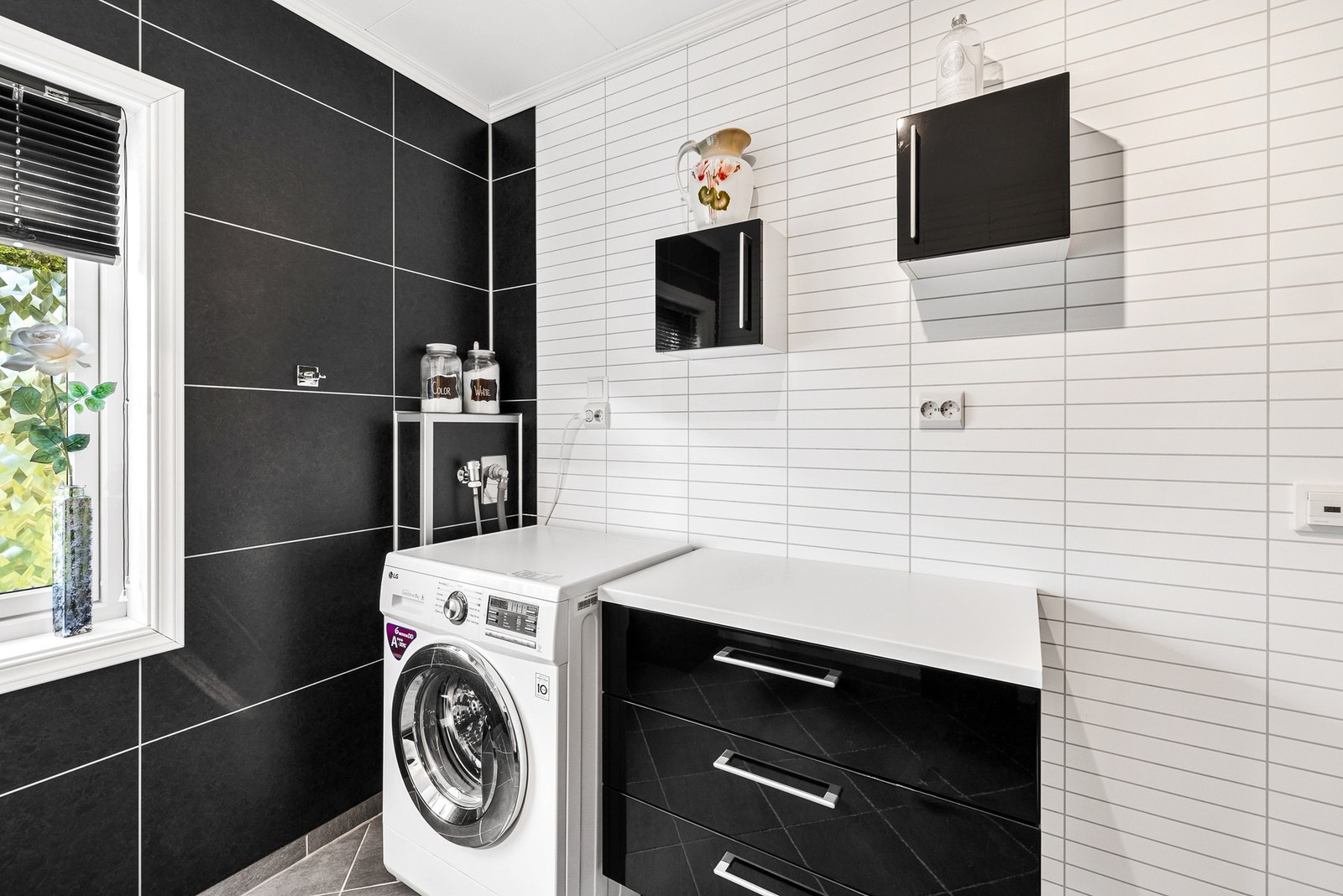 Vaskerom fra 2010 med flis på gulv og våtromsplater på vegger. Vannrør skiftet til rør-rør. Galleribilde