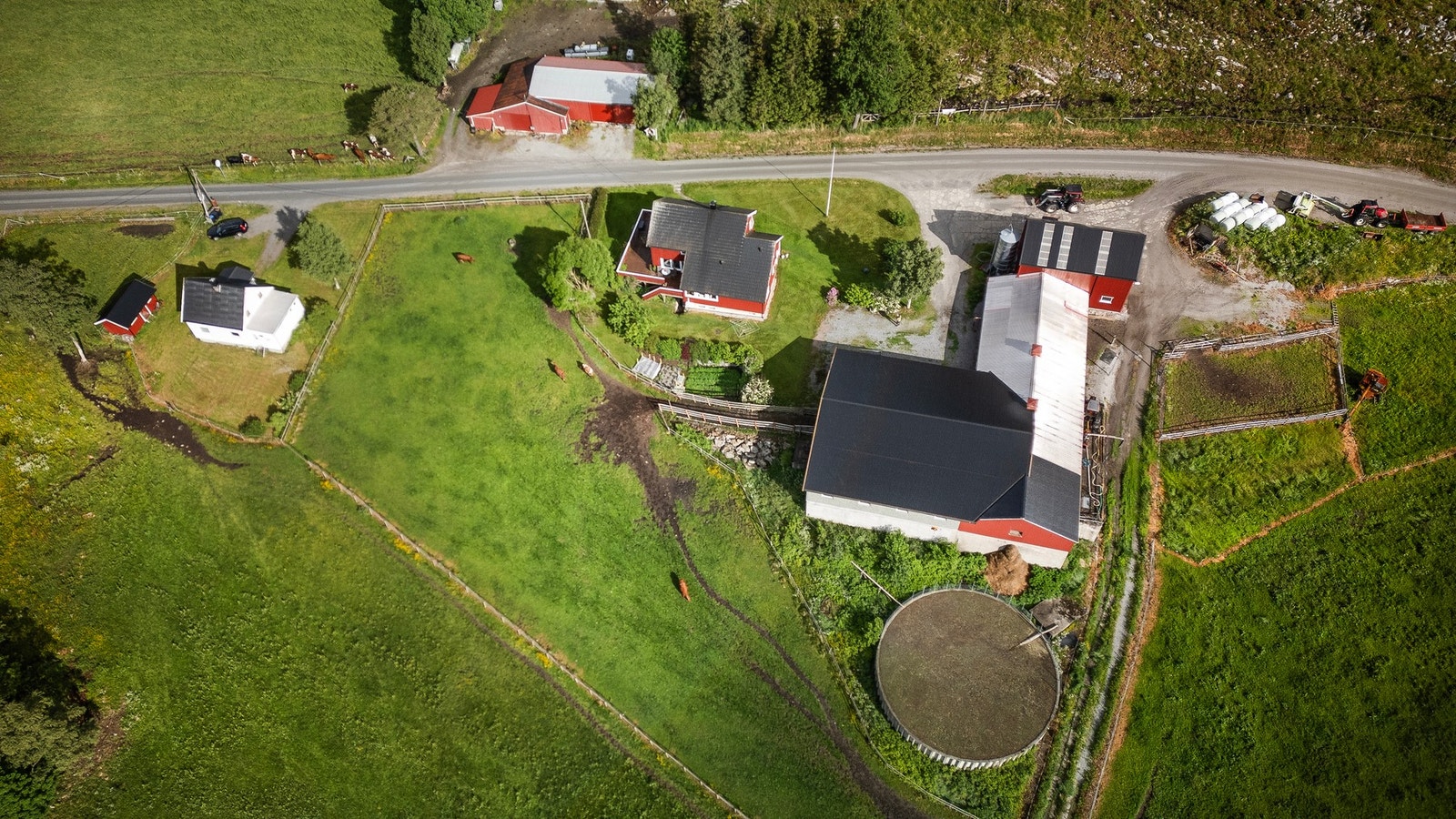 Bygningsmassen består av bolighus, kårhus, driftsbygning for melk med utvendig gjødselkum, redskapshus og garasje. Galleribilde