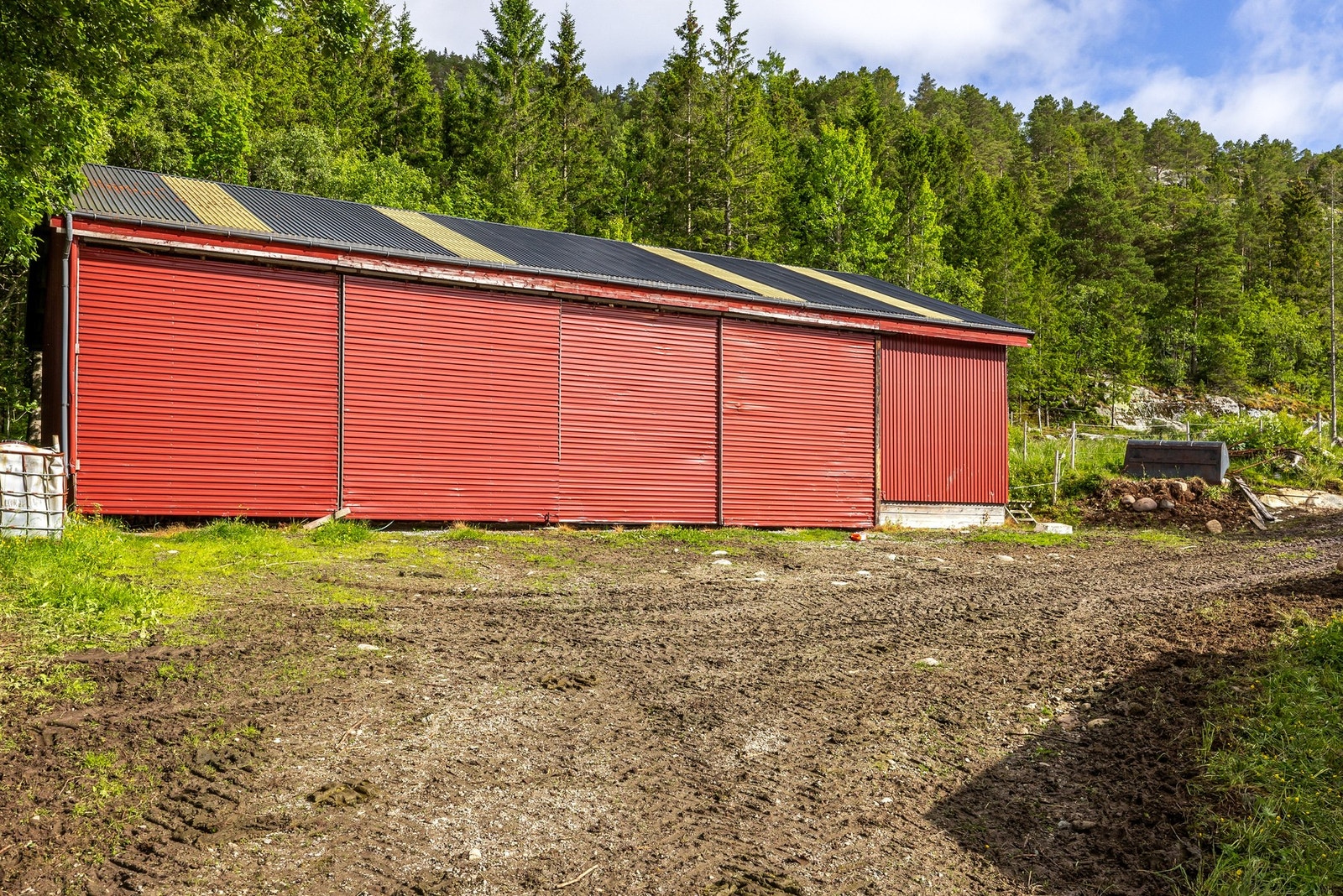 Redskapshus med 4 skyveporter Galleribilde