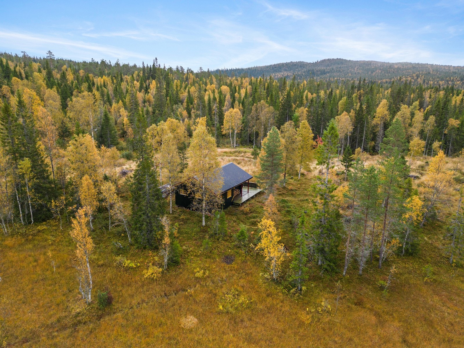 Hytta er en del av et flott fritidsområde, med lite innsyn fra naboene. Galleribilde