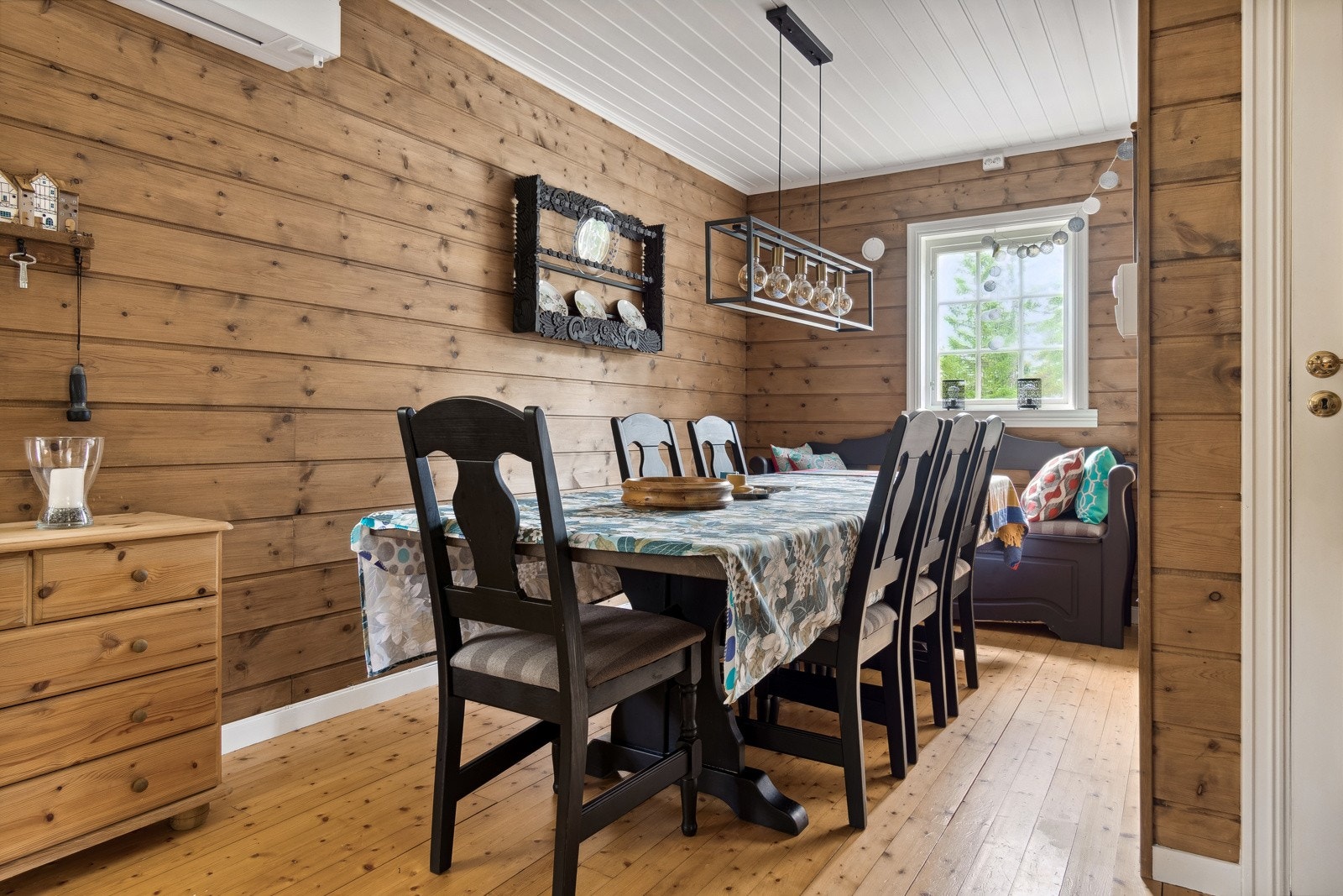 Stor og fin stue med god plass til møblering i flere soner Galleribilde