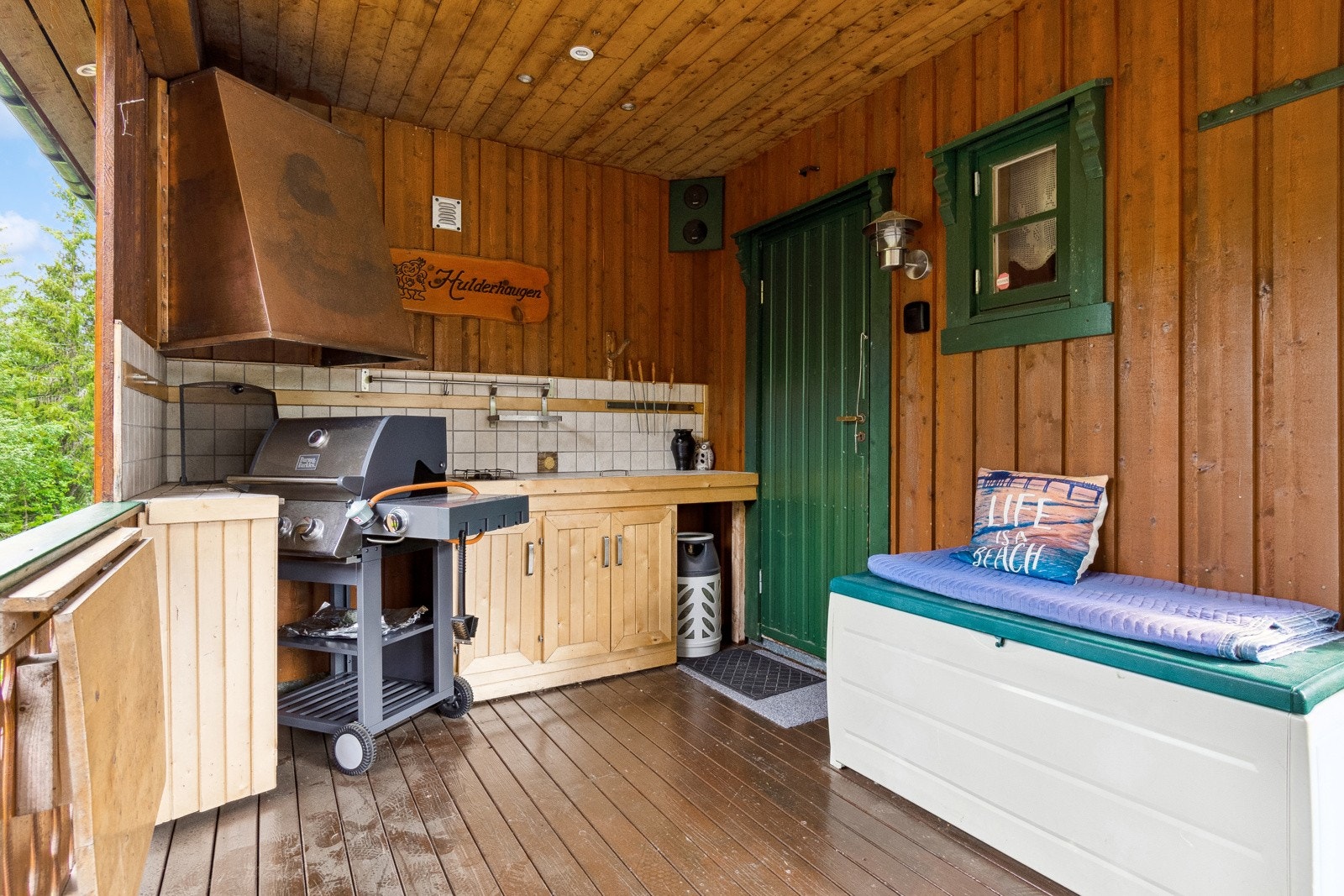 Ved inngangspartiet er det et flott utekjøkken Galleribilde