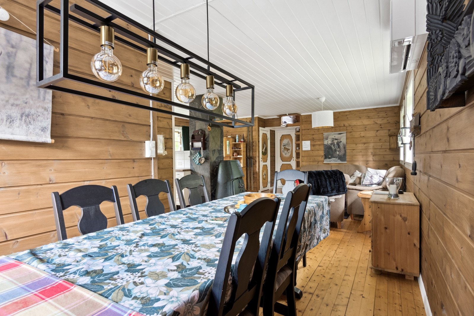 Både varmepumpe og vedovn sørger for jevn og god temperatur i hytta Galleribilde