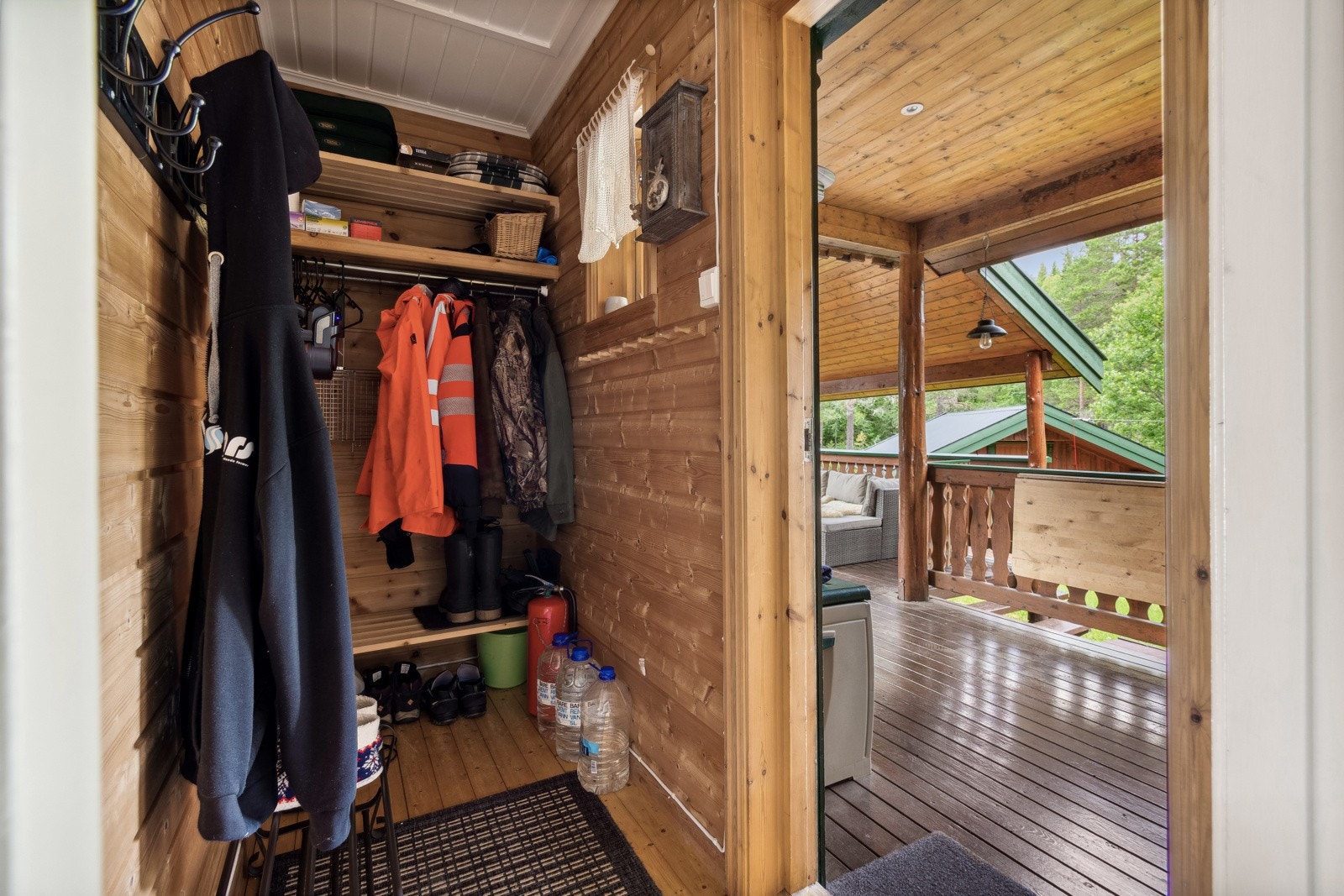 God plass til yttertøy og sko i entreen Galleribilde