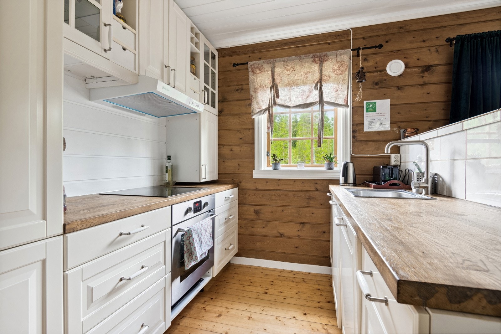 Kjøkkenet ble oppgradert i 2020 og fremstår velholdt og tidsriktig Galleribilde