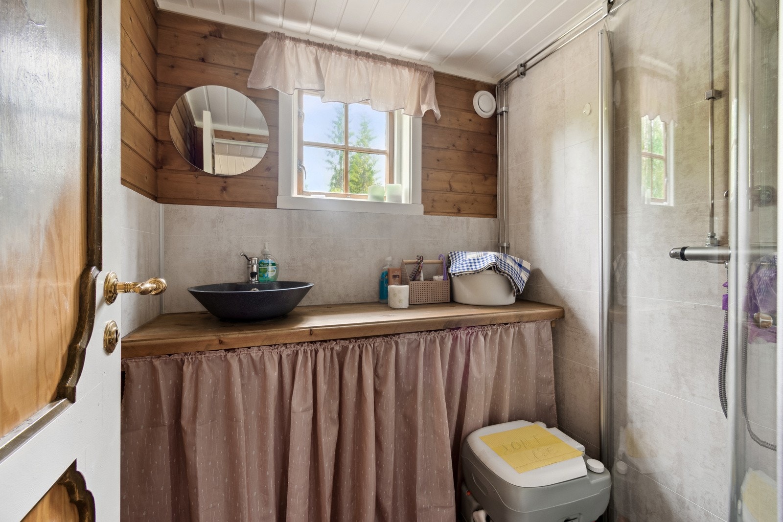 Badet ble oppgradert i 2020 med nytt gulvbelegg og nye veggplater, og er utstyrt med dusjvegger, dusjgarnityr og servant. Galleribilde