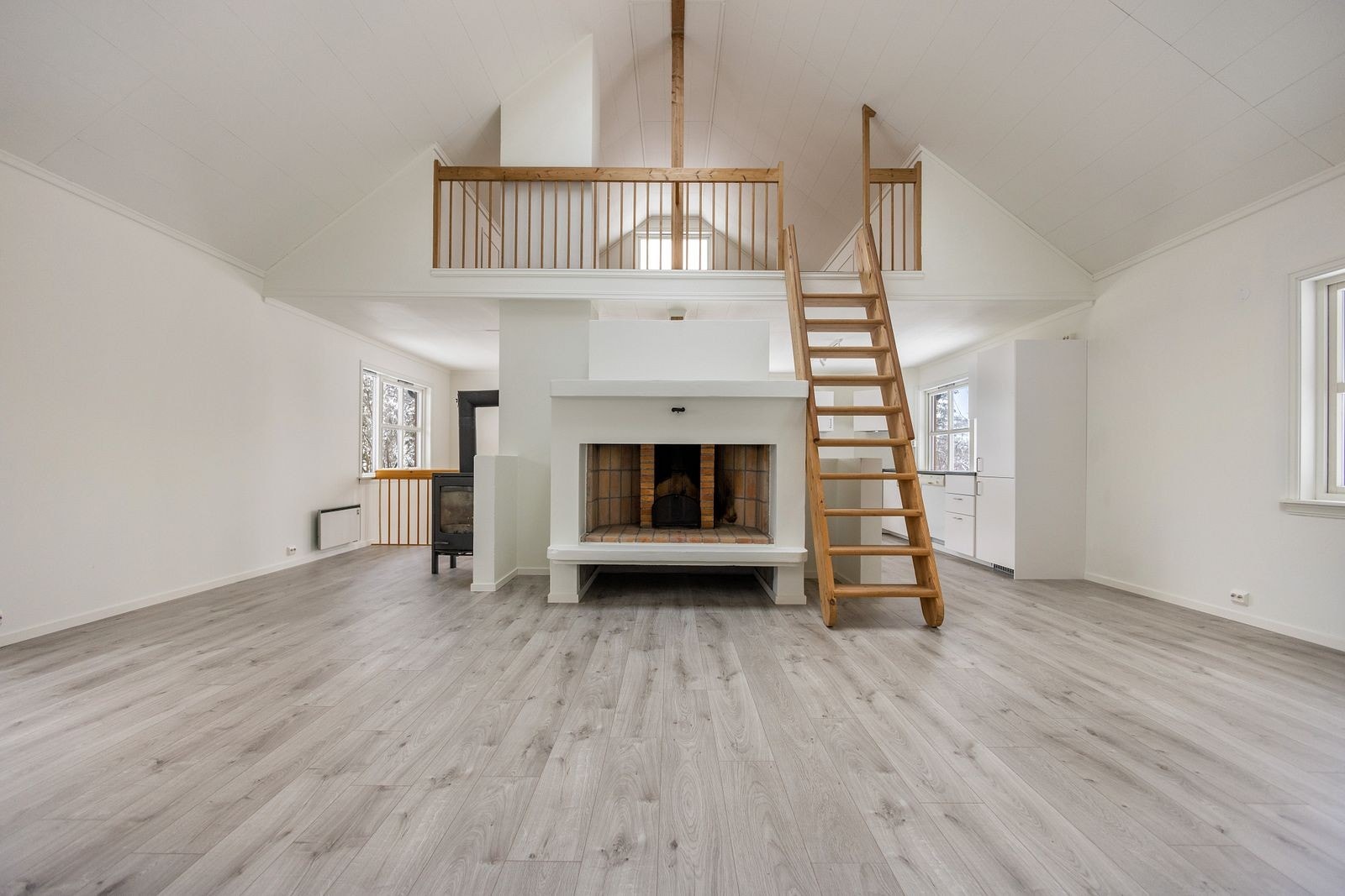 Romslig stue med peis Galleribilde