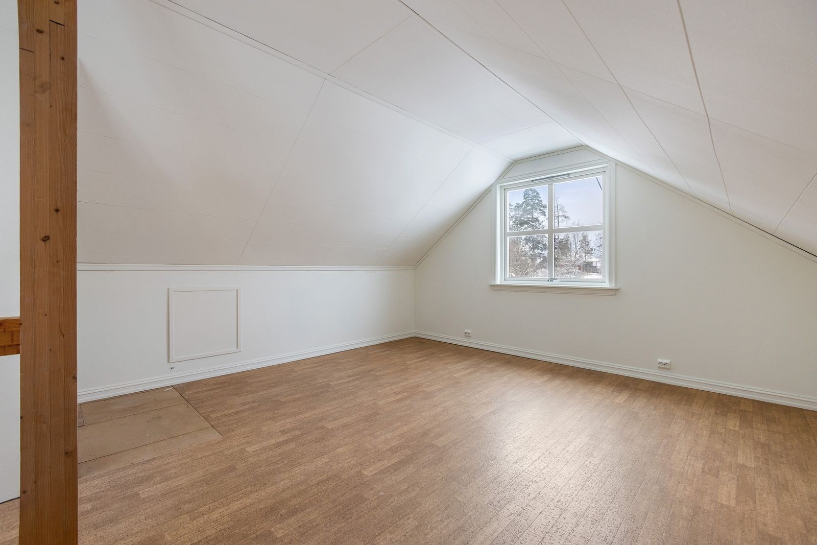 Stort rom på hemsen. Fint til loftstue og/eller kontor Galleribilde