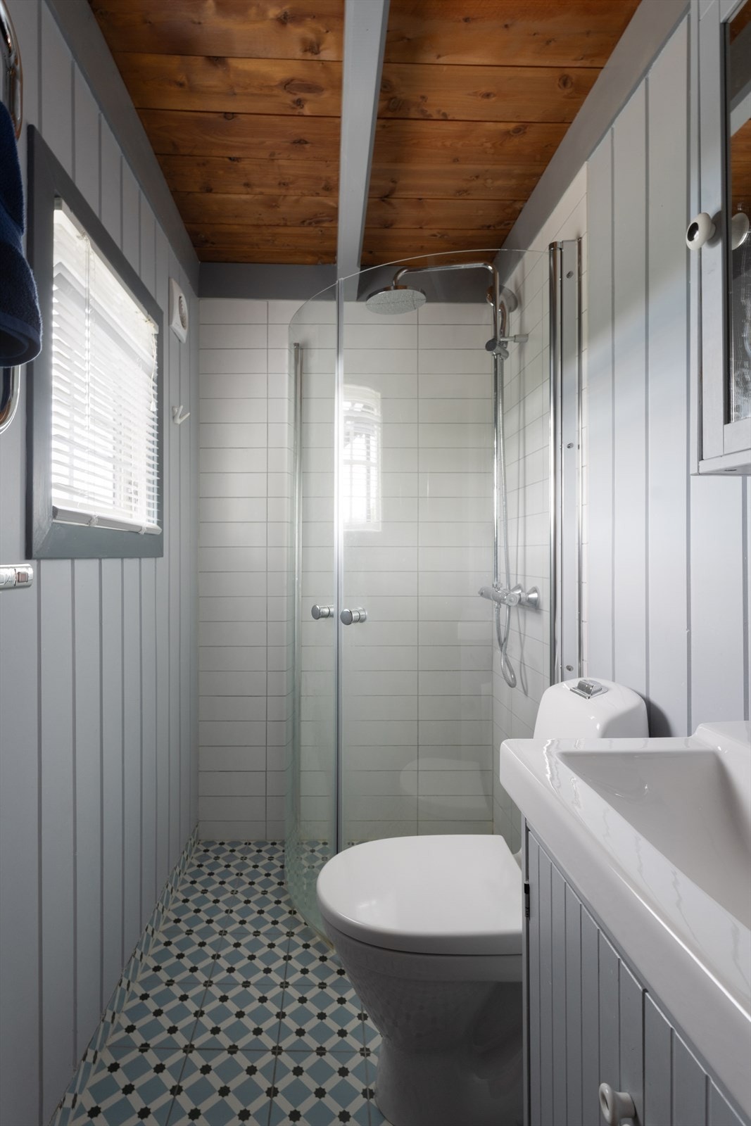 Lyst bad med dusjkabinett. Effektiv bruk av plass. Galleribilde