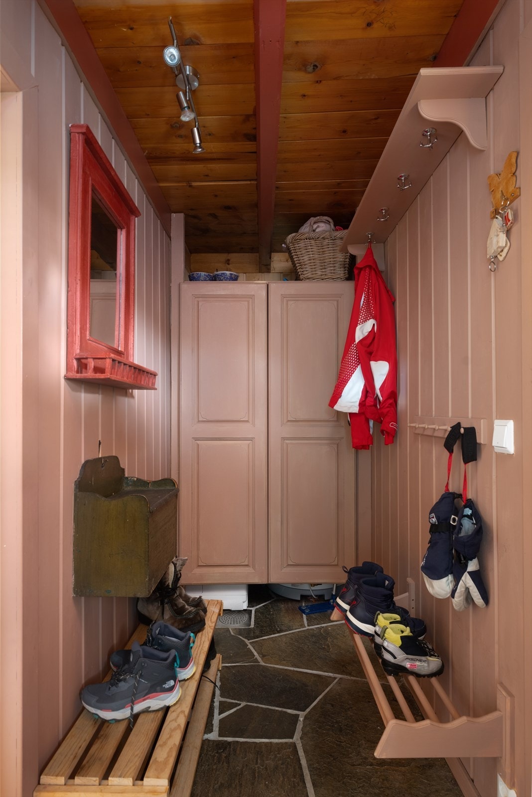 Gang med gode oppbevaringsløsninger og plass til sko og yttertøy. Galleribilde