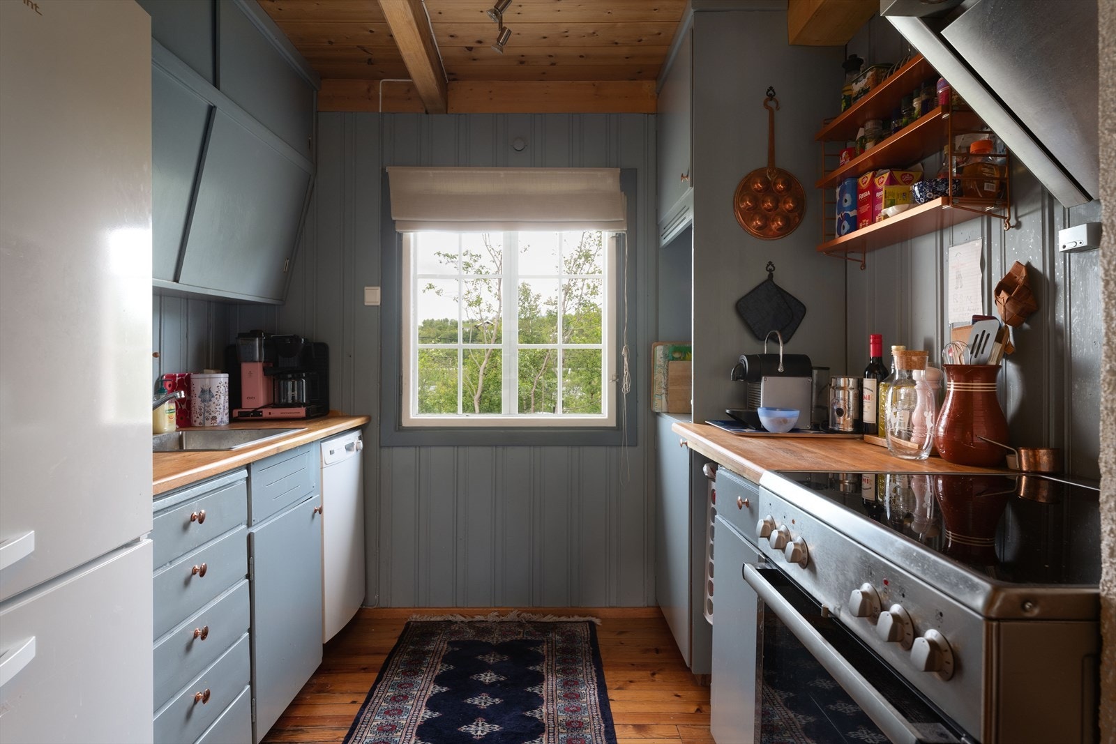 Lyst og funksjonelt kjøkken med landlig utsikt. Galleribilde