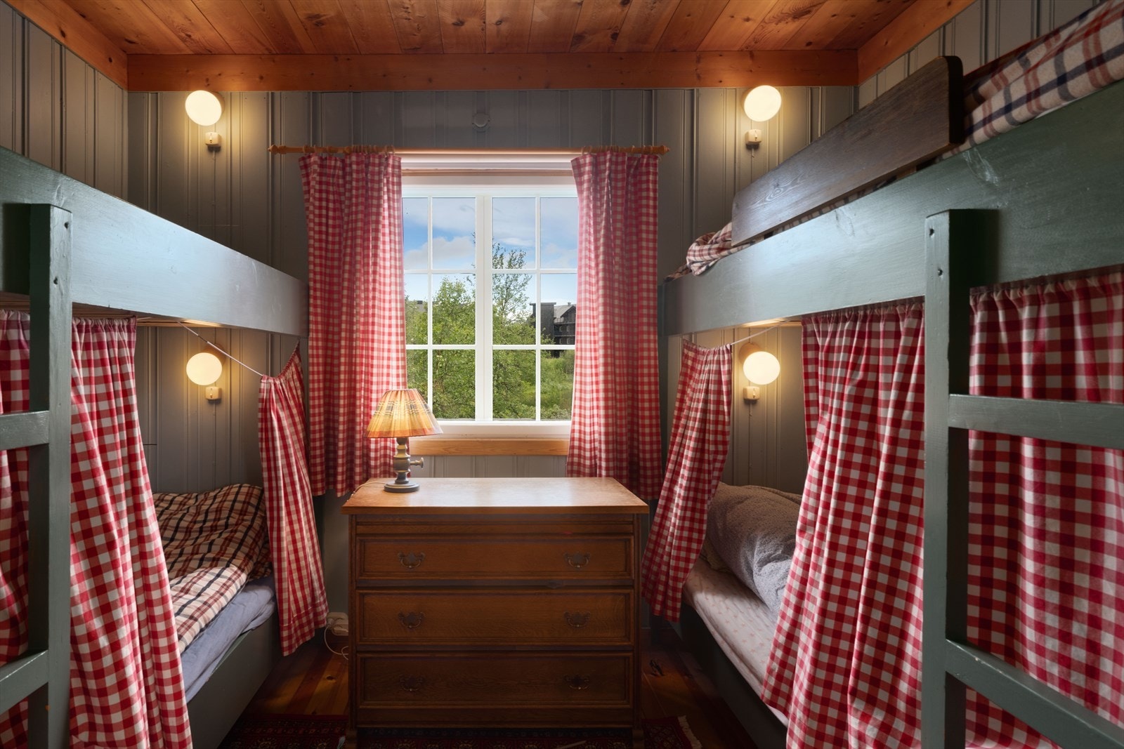 Soverom 1 med køyesenger, perfekt for familier eller gjester. Galleribilde