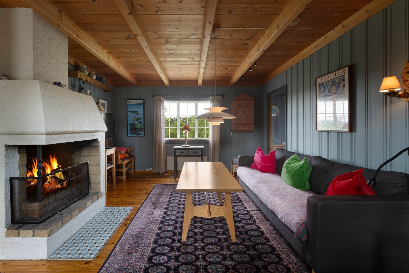 Koselig stue med peis, perfekt for avslapning og hygge i rolige omgivelser. Galleribilde