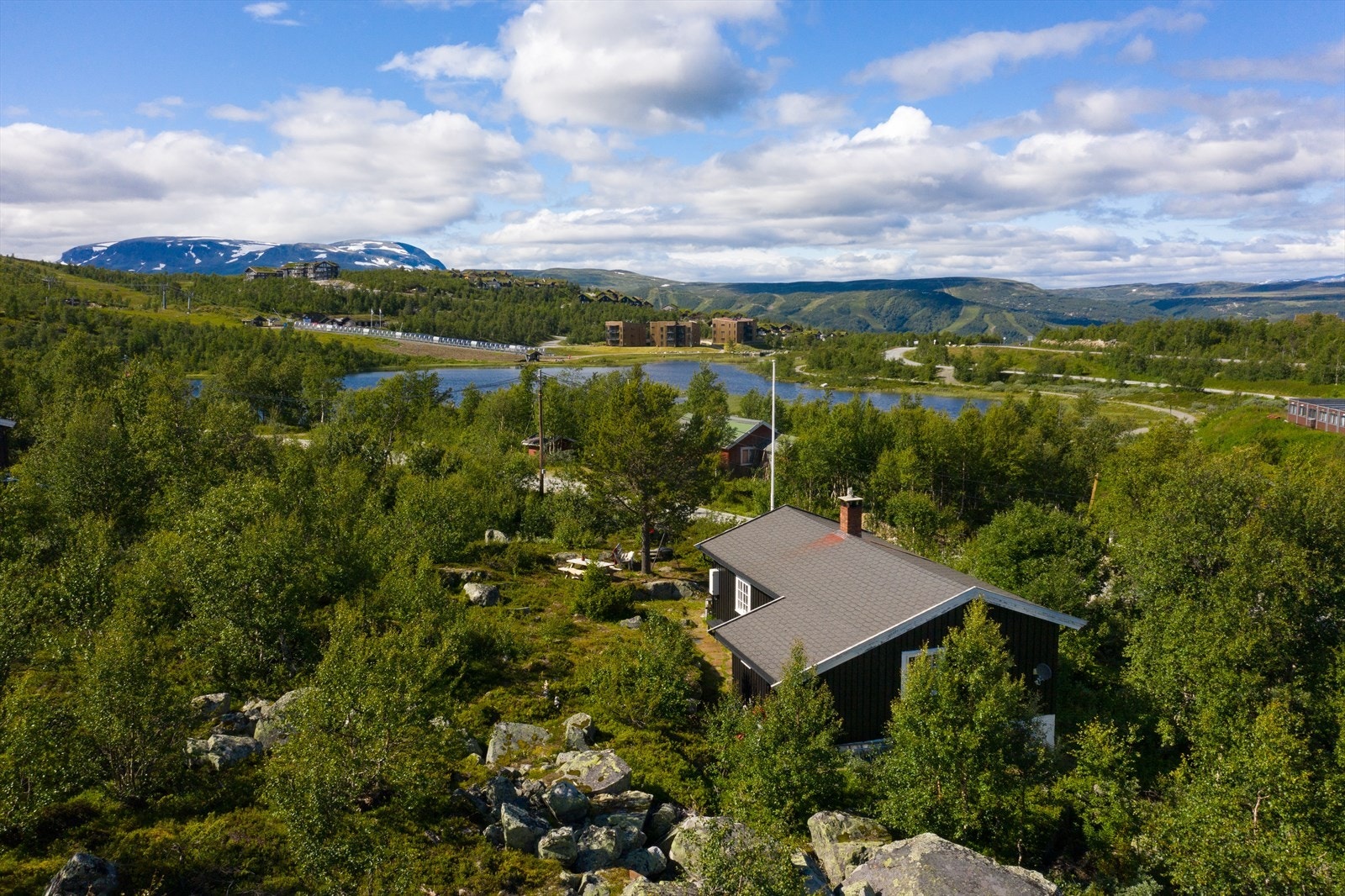 Fantastisk beliggenhet med naturskjønne omgivelser, perfekt for friluftsliv og rekreasjon året rundt. Galleribilde