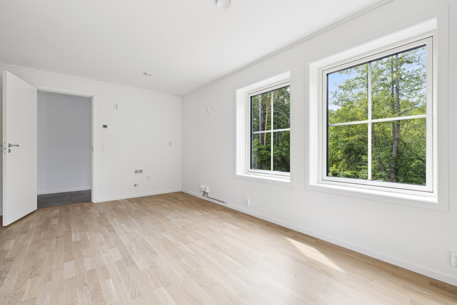 Stuen i underetg. - her er det klargjort for montering av kjøkkeninnredning Galleribilde