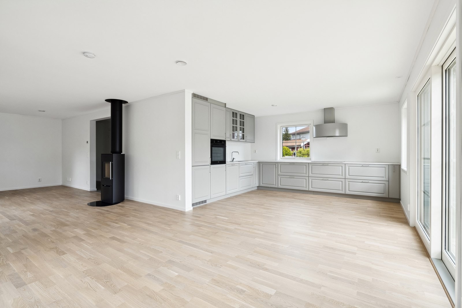 Det er åpen løsning mellom stue og kjøkken Galleribilde