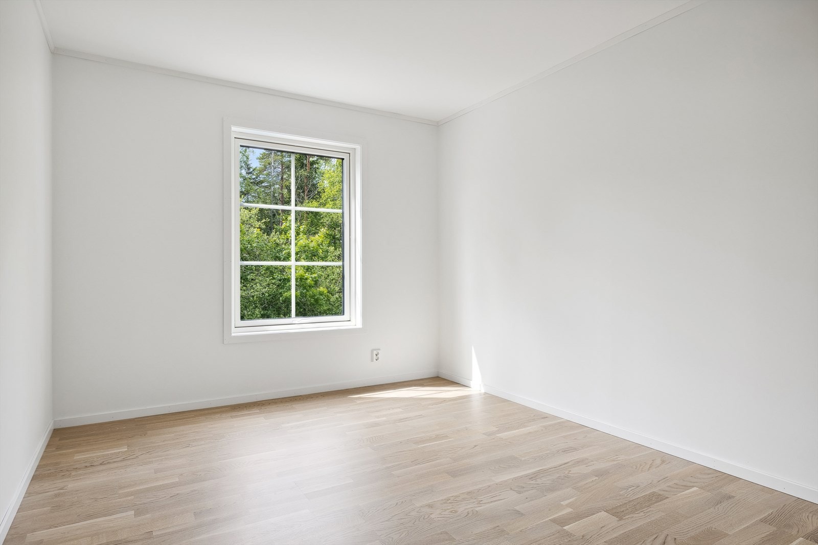 Soverom i 1. etg. - her er det god plass til stor seng Galleribilde