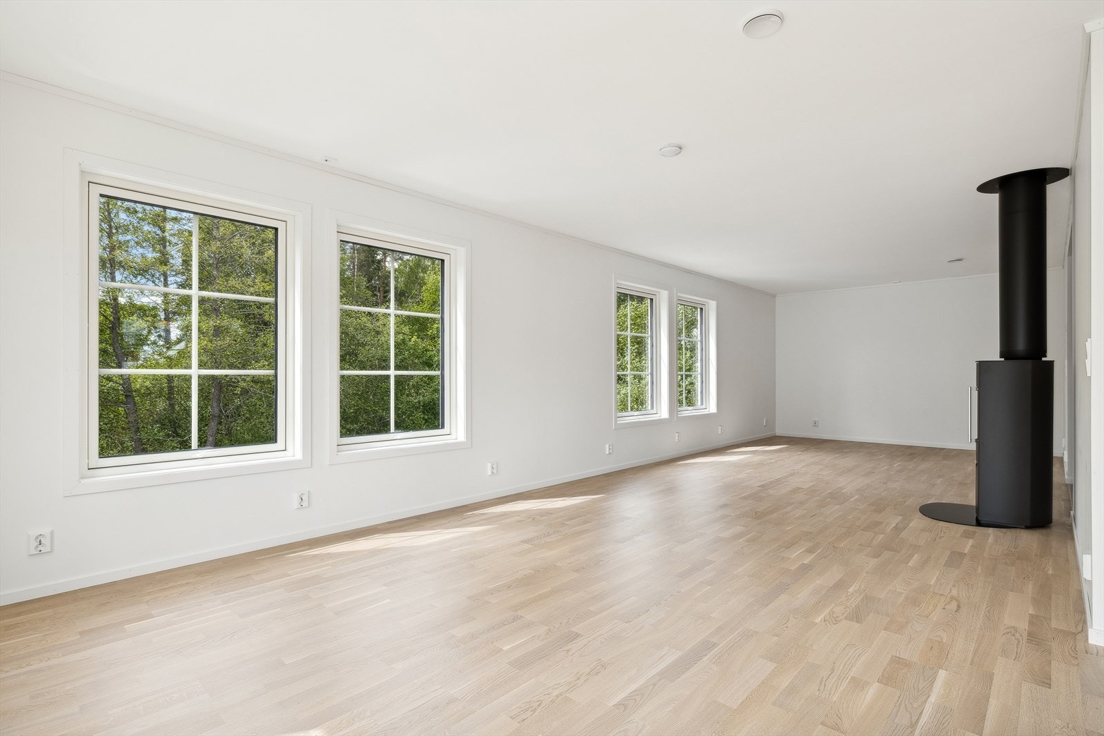 Lys og romslig stue i 1. etg., med god plass til alt man måtte ønske av møblement Galleribilde