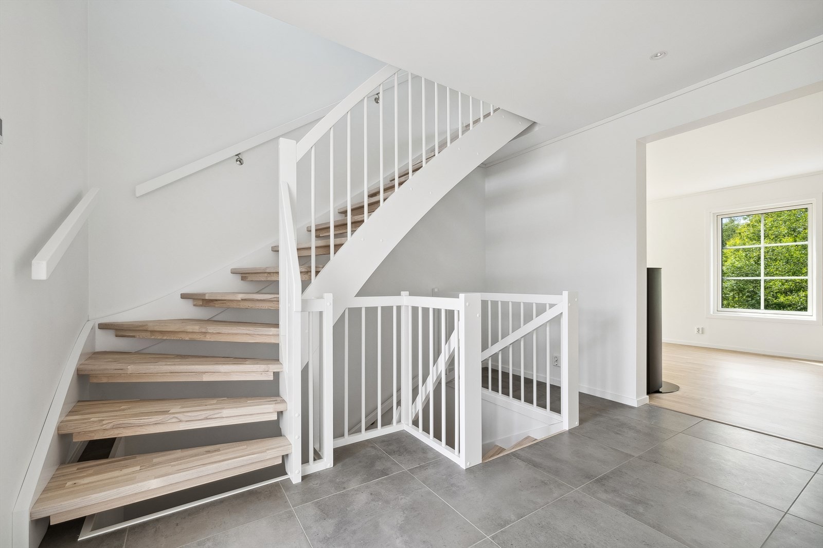 Innbydende entré/hall med trapp opp til loftetg., samt ned til underetg. Galleribilde