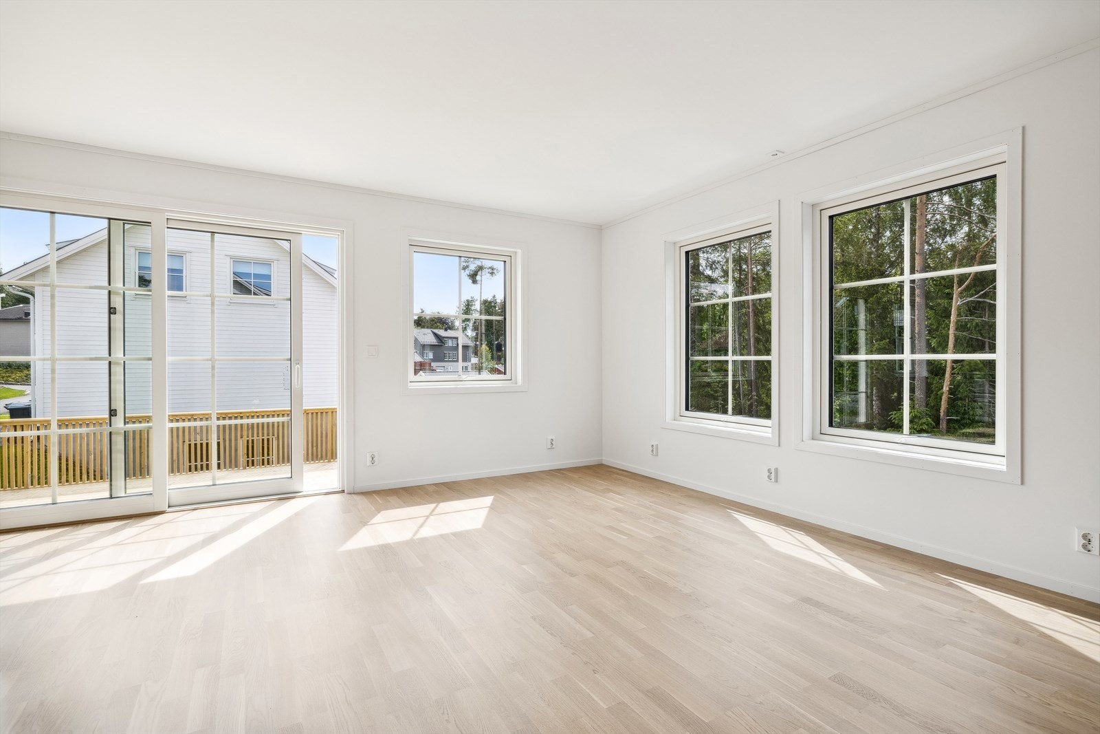 Store vindusflater gir mye naturlig lys, og en god atmosfære Galleribilde