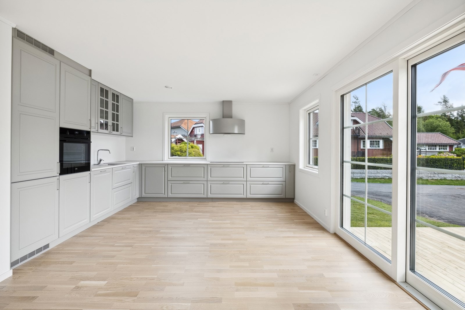 Fra kjøkken/stue er det utgang til solrik terrasse, og videre til hage Galleribilde