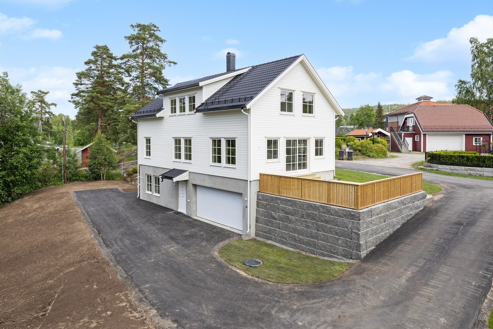 DNB Eiendom v/Joachim Norum Larsen (414 65 594) og Mia Renée Fløttre (481 93 348) ønsker velkommen til Skoleveien 54! Galleribilde