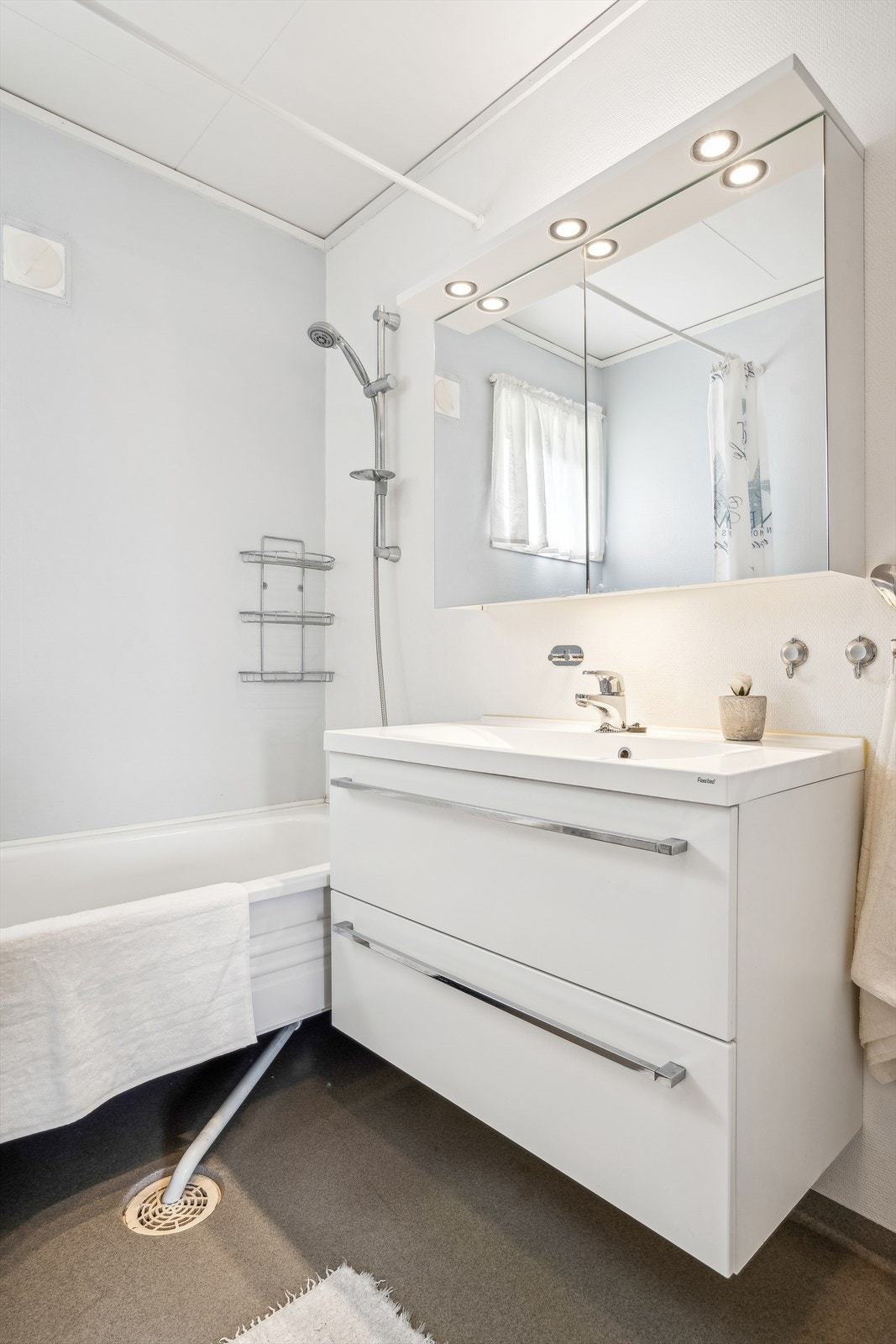 Baderom med innredning fra 2016 Galleribilde