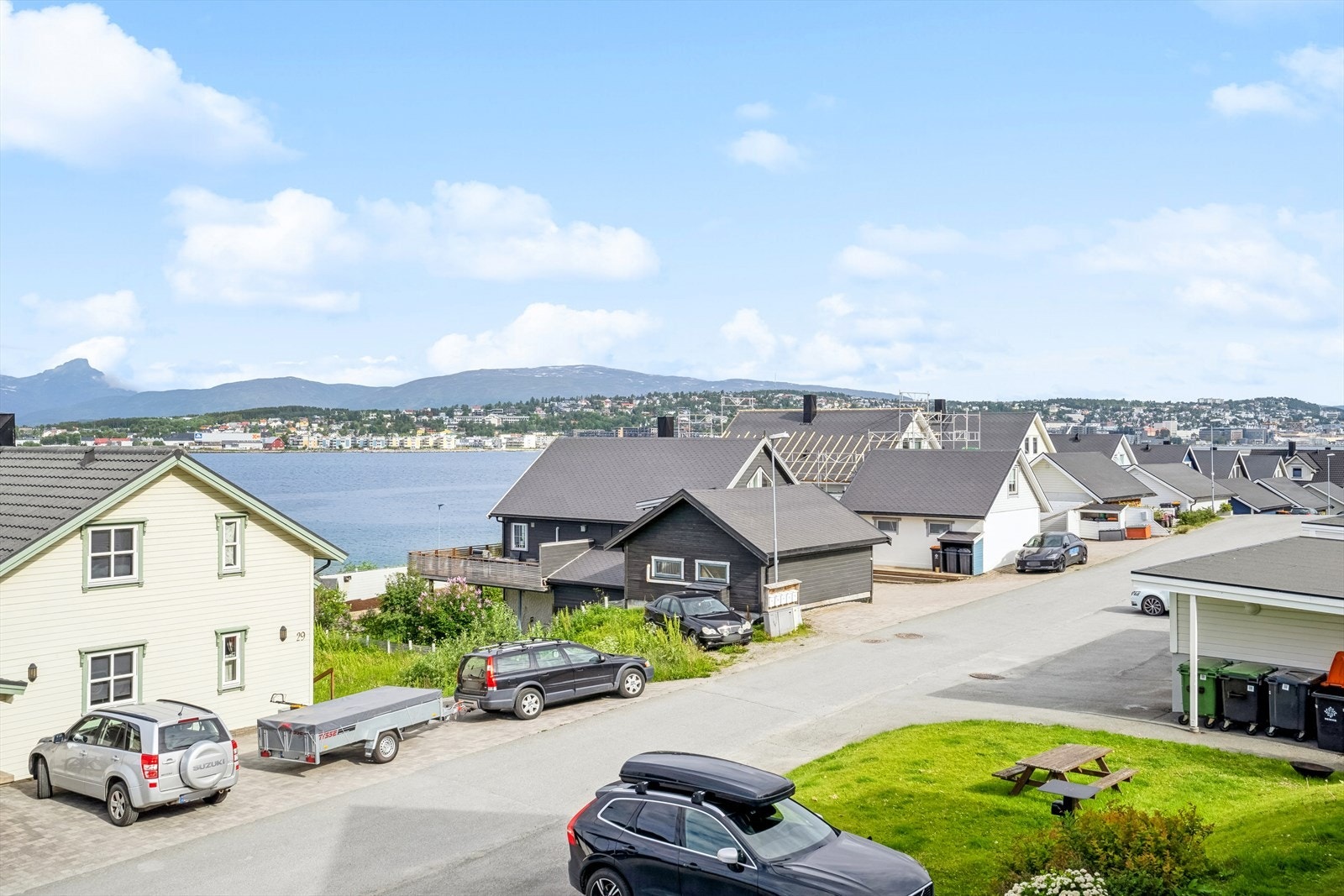 Leiligheten ligger i en blindvei som er rolig og uten gjennomgangstrafikk. Et barne- og familievennlig område Galleribilde