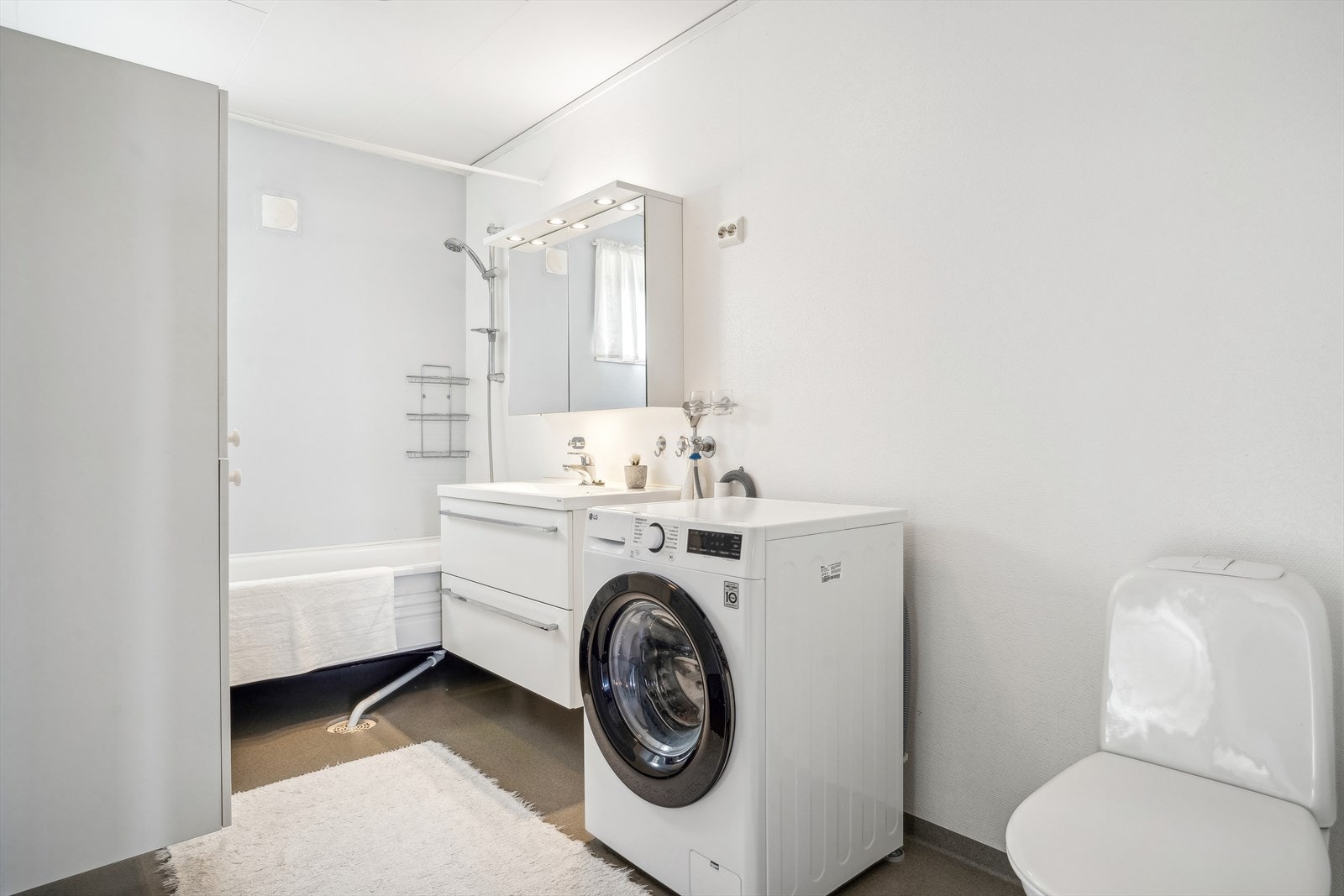 Bad med innredning fra 2016. Utstyrt med badekar. Gulvvarme Galleribilde