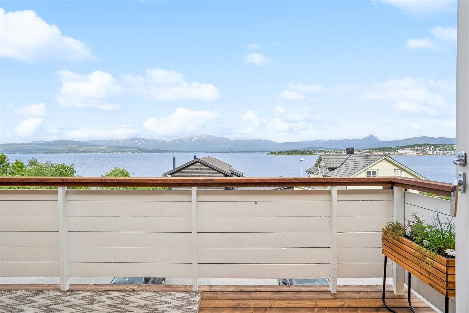 Nydelig utsikt og svært gode solforhold med sol hele formiddagen til etter midnatt Galleribilde