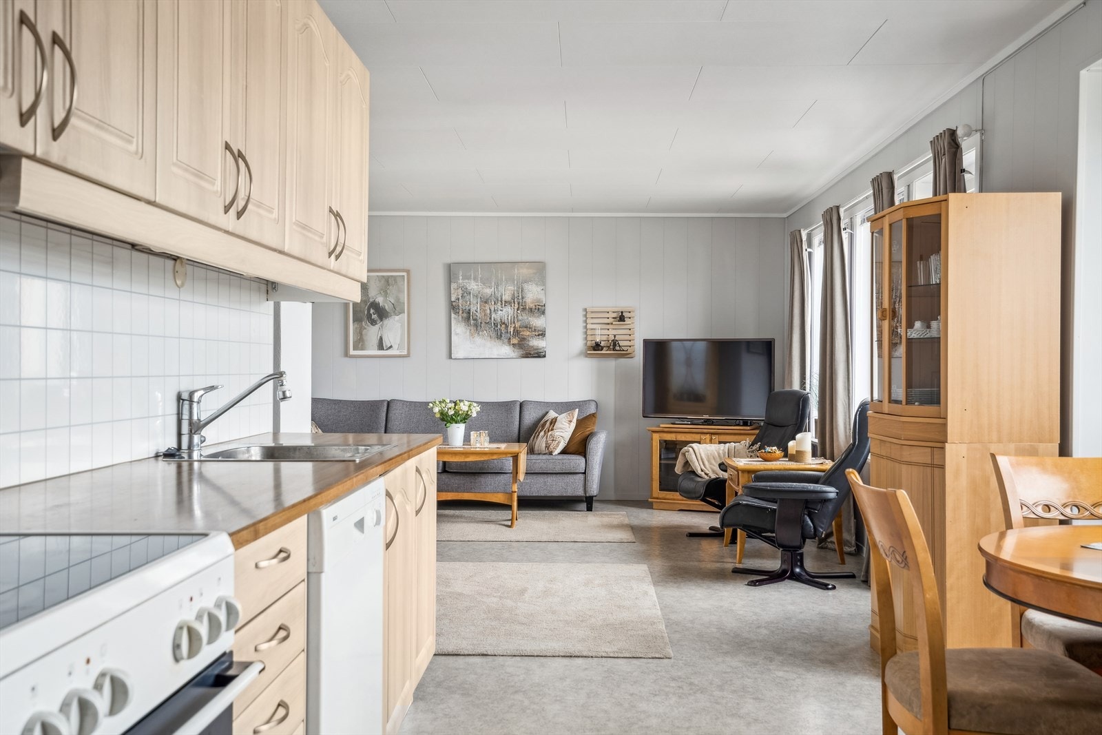 Delvis åpen løsning mellom stue og kjøkken Galleribilde