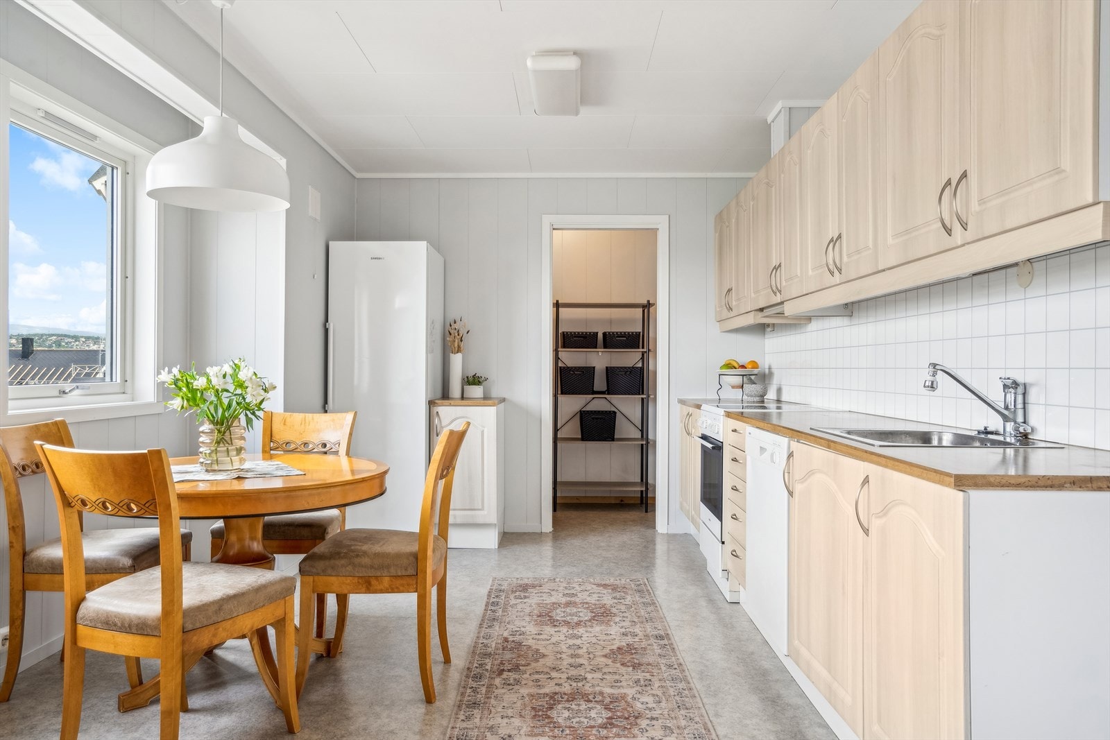 Kjøkken har rikelig med skapplass og matbod like ved Galleribilde