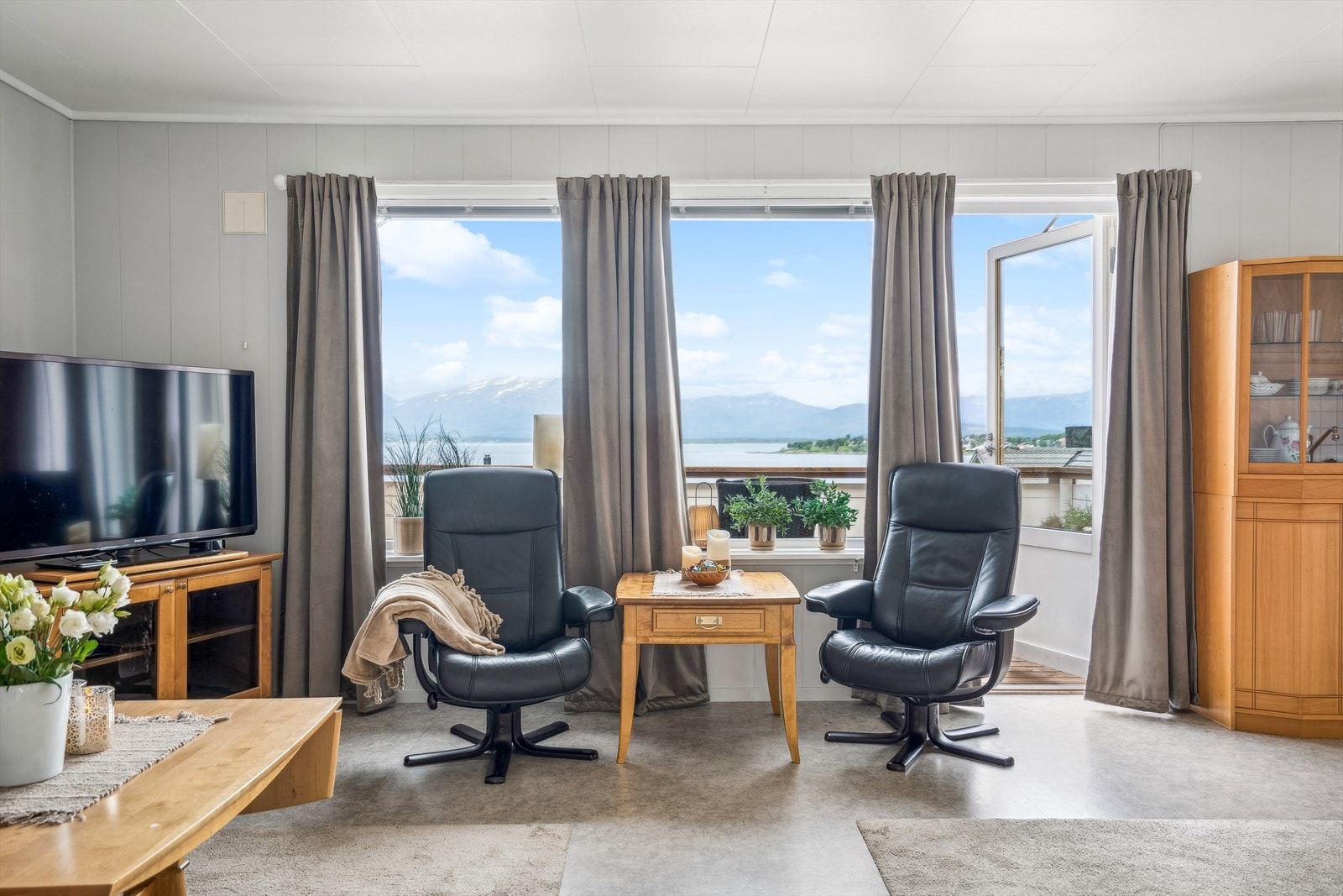 Stue med utgang til vestvendt balkong Galleribilde