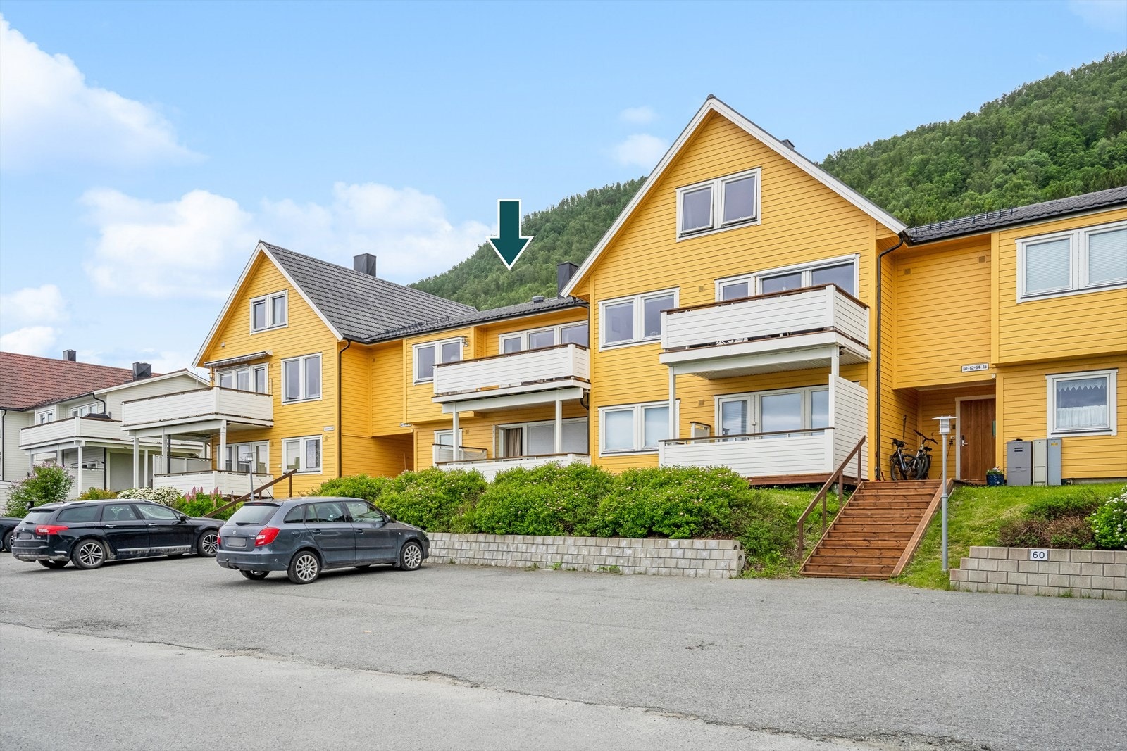 Leiligheten befinner seg i 2.etg. i Selma borettslag og har stor vestvendt balkong. Overbygget inngangsparti Galleribilde