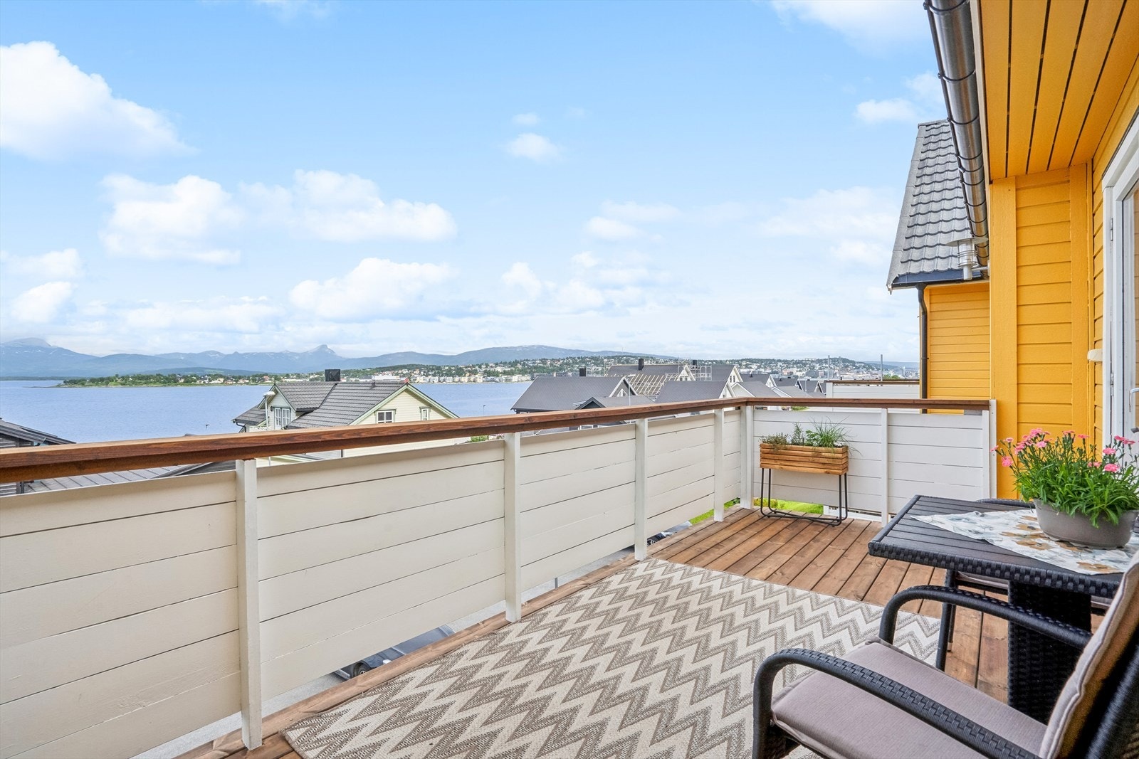 Stor vestvendt balkong med fantastisk utsikt over Tromsøysundet, sydspissen av Tromsøya og Kvaløya Galleribilde