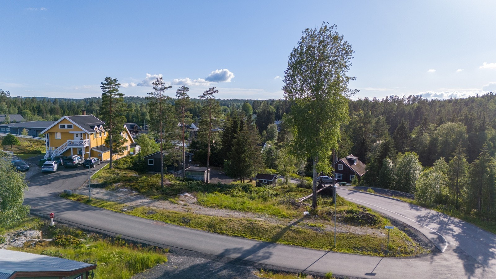 Det nye boligfeltet som ligger lengre inn i gata begynner å bli ferdig utbygd, og har modernisert boligfeltet betraktelig. Galleribilde
