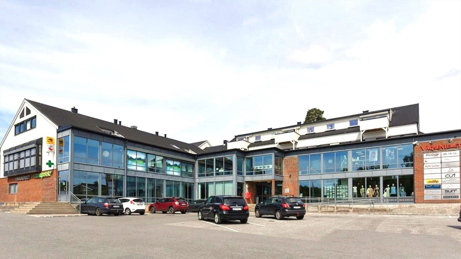 Vågsenteret med bl.a. Rema1000, postkontor, apotek og vinmonopol. Galleribilde