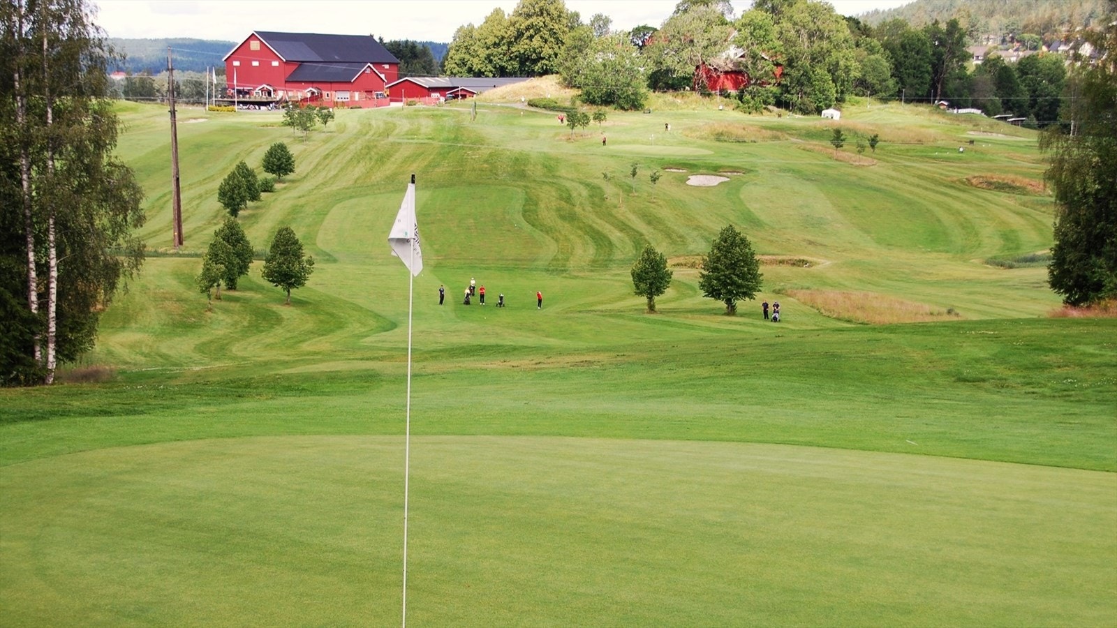 Østmarka Golfklubb med 18-hulls bane ligger i sentrum av bygda. Galleribilde